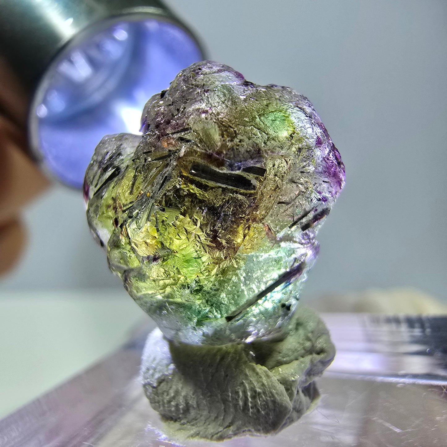 Fluorite fantôme colorée, Spécimen de tourmaline muscovite Schorl, Erongo, Namibie, 15 x 14 x 13 mm