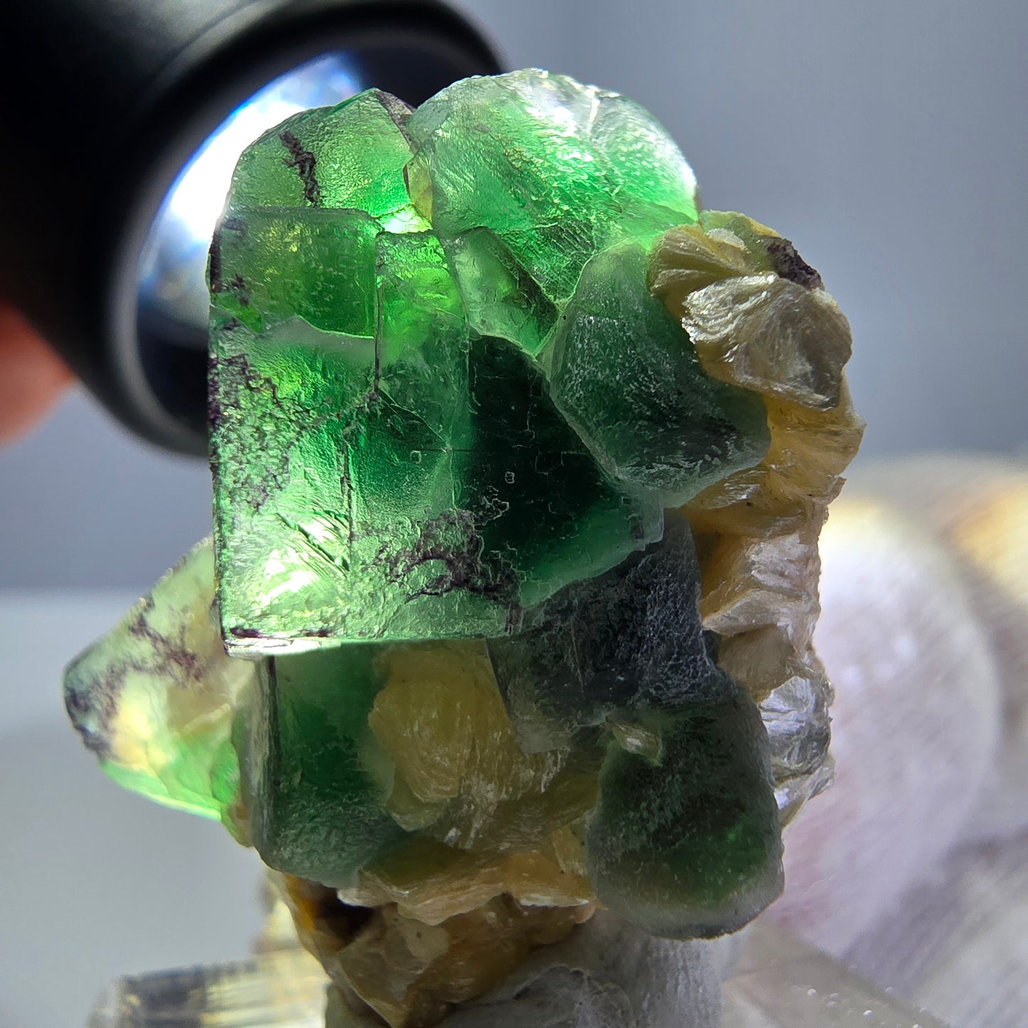 Cube de fluorite fantôme zonal, muscovite, spécimen d'hyalite, Erongo, Namibie, 34 x 28 x 22 mm