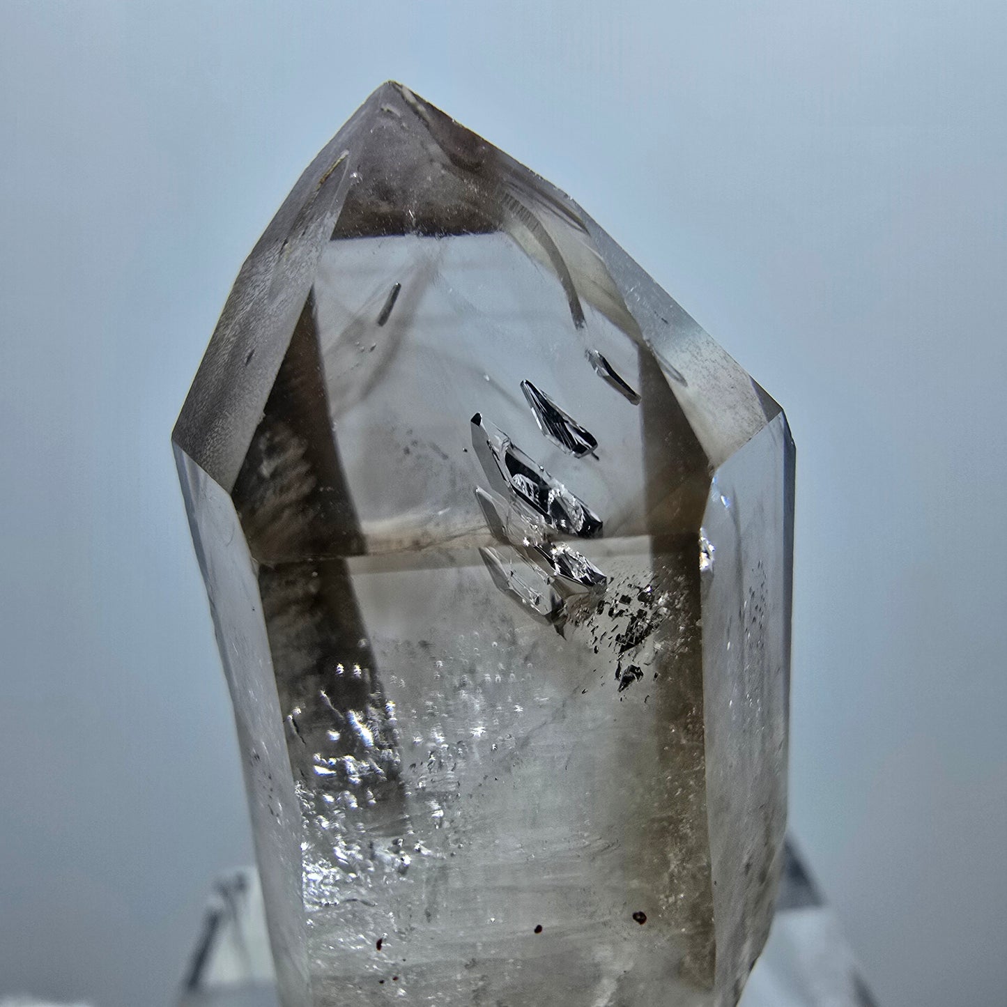 Pointe de sceptre en quartz fumé fantôme transparent, Goboboseb, Namibie, 34 x 17 x 13 mm