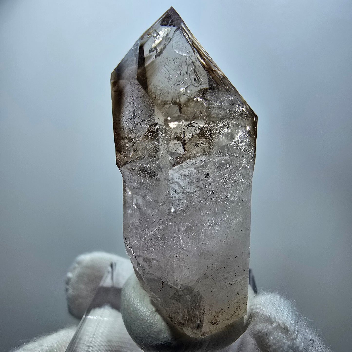 Quartz fumé fantôme transparent, pointe de sceptre, Goboboseb, Namibie, 45 x 23 x 18 mm