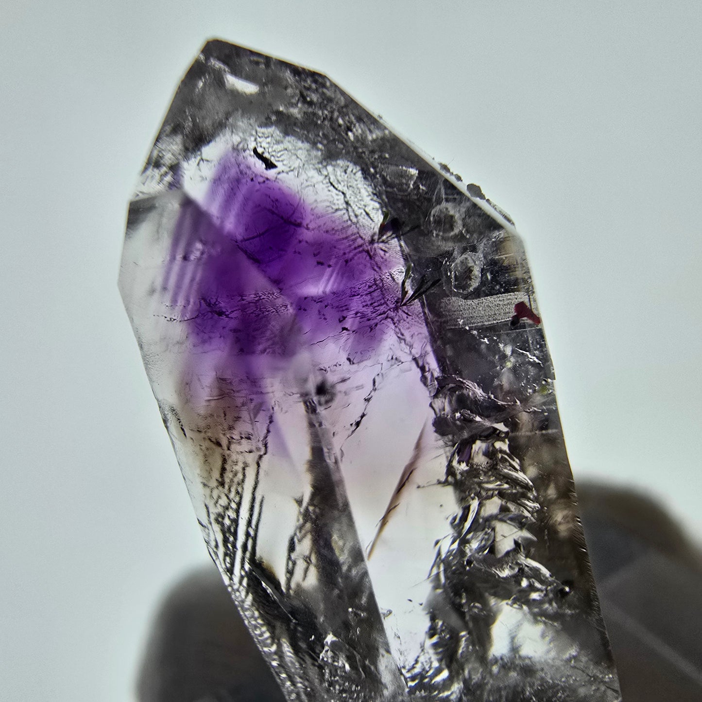 Améthyste fantôme avec hématite, mine Stilbite Streep, Goboboseb, Namibie, 28 x 12 x 10 mm