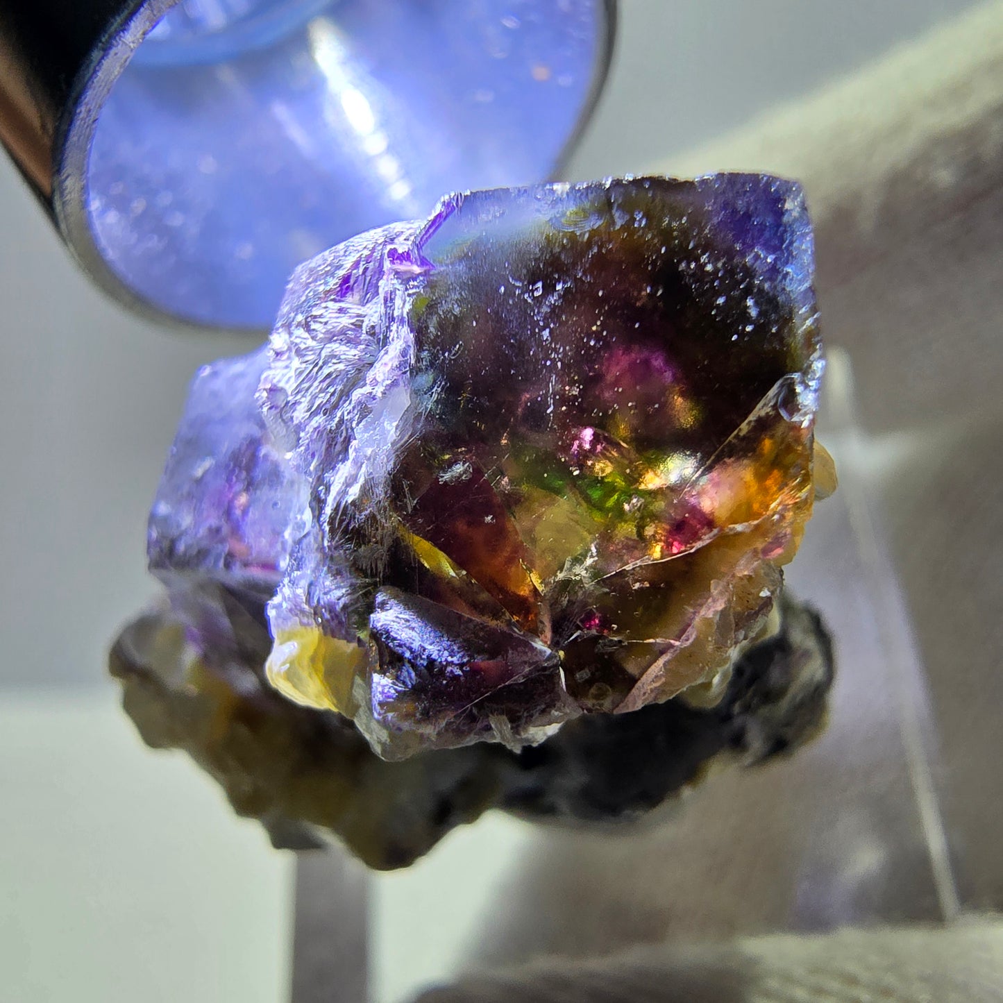 Spécimen de fluorite fantôme colorée, tourmaline scholle, muscovite, Erongo, Namibie, 27 x 24 x 18 mm