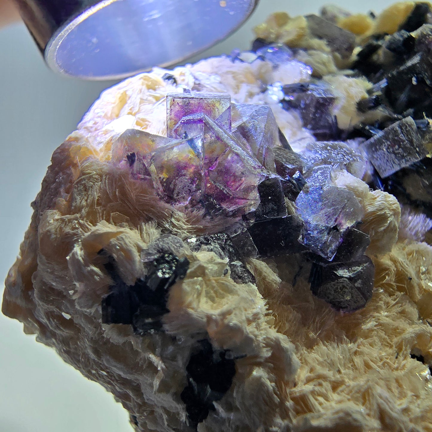 Spécimen de fluorite fantôme colorée, tourmaline scholle, muscovite, Erongo, Namibie, 54 x 49 x 40 mm
