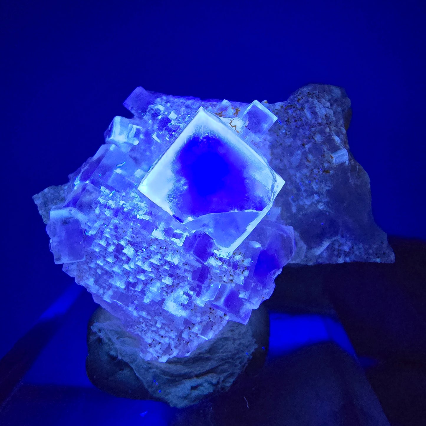 Seltene UV Phantom Fluorit Würfel, Quarz Stufe Brandberg, Namibia 29*21*13mm