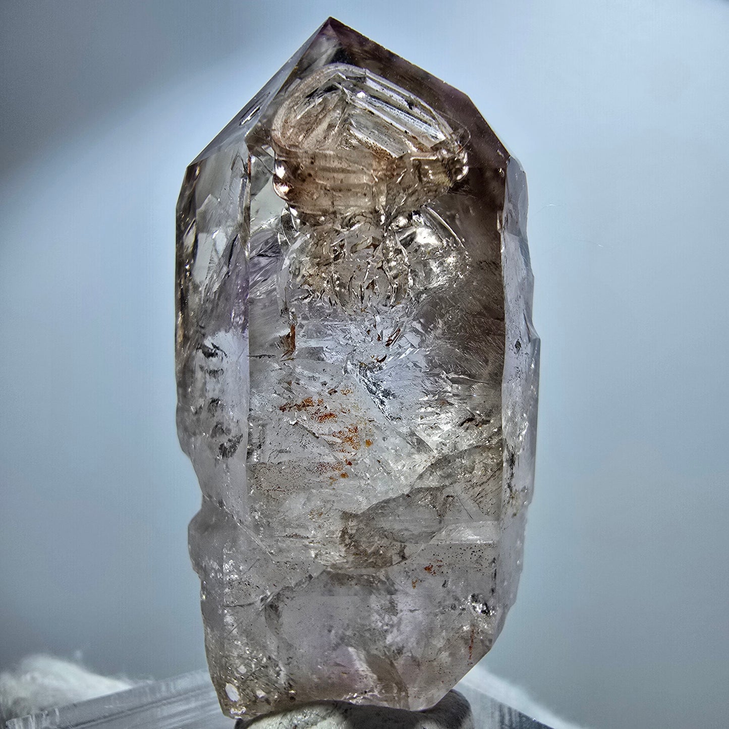 Pointe de sceptre en améthyste fantôme transparente, Goboboseb, Namibie, 46 x 20 x 20 mm