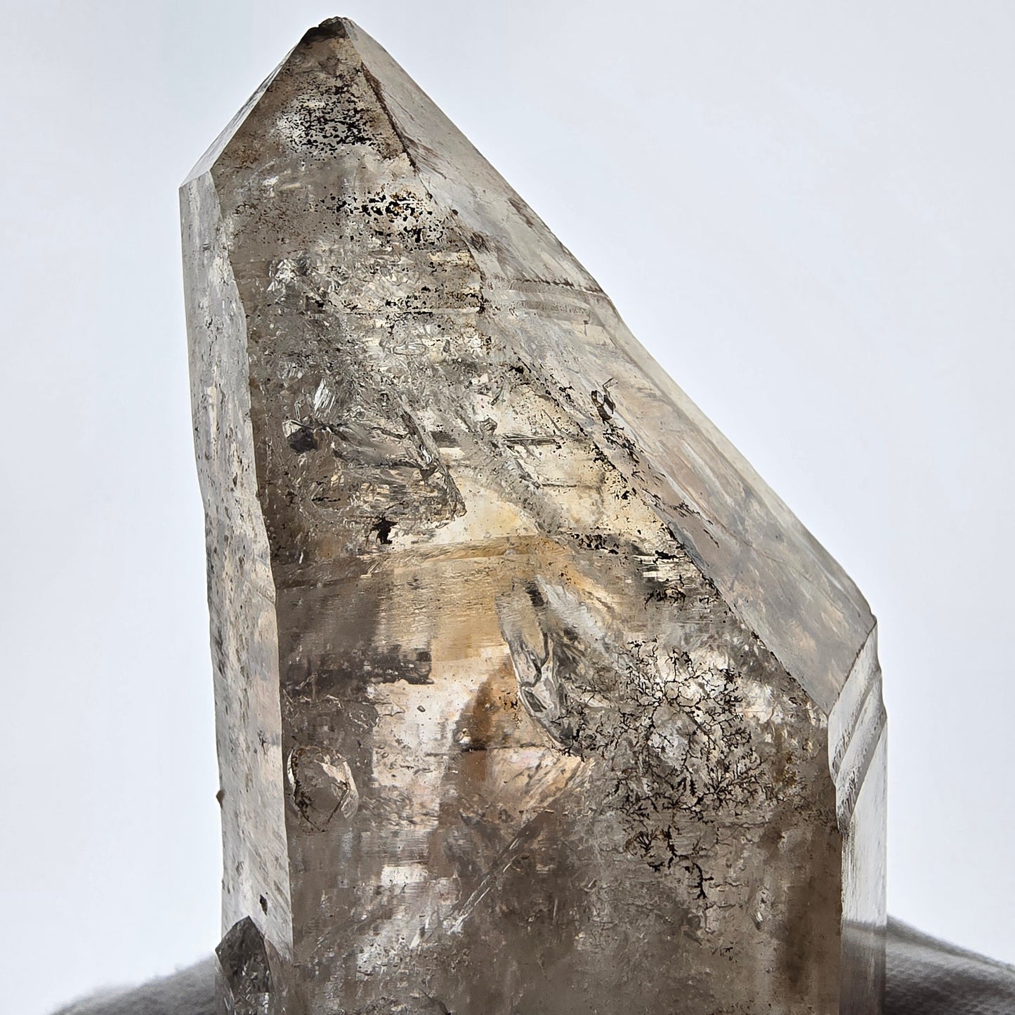 Quartz fumé squelette fantôme lémurien DT, calcite UV Valentine Pocket, Namibie 129 x 61 x 48 mm