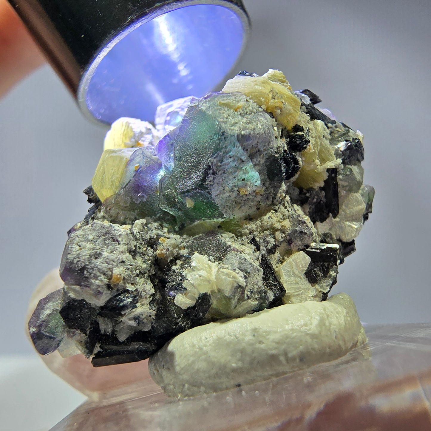Cube hexagonal de fluorite fantôme, muscovite, tourmaline Schörl, Erongo, Namibie 28 x 25 x 18 mm