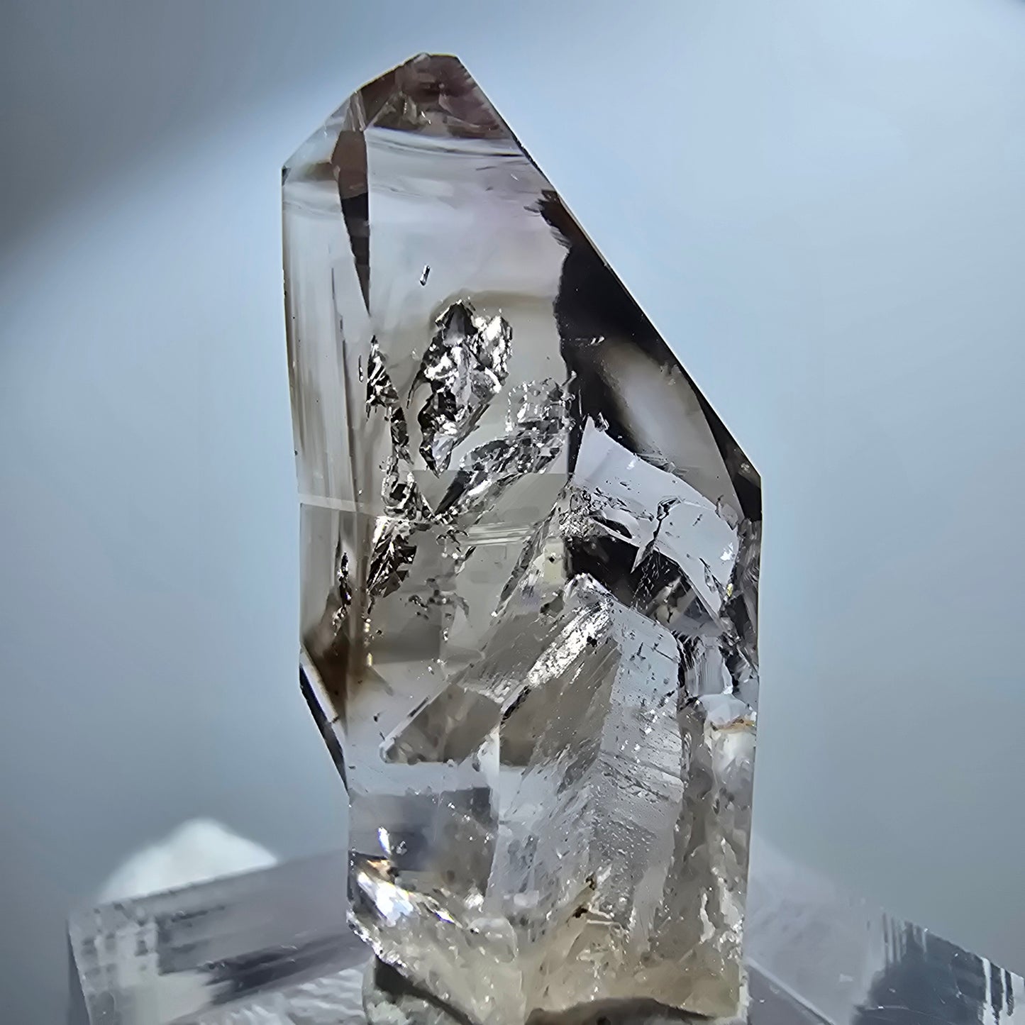 Pointe de sceptre en quartz fumé fantôme transparent, Goboboseb, Namibie, 32 x 15 x 11 mm