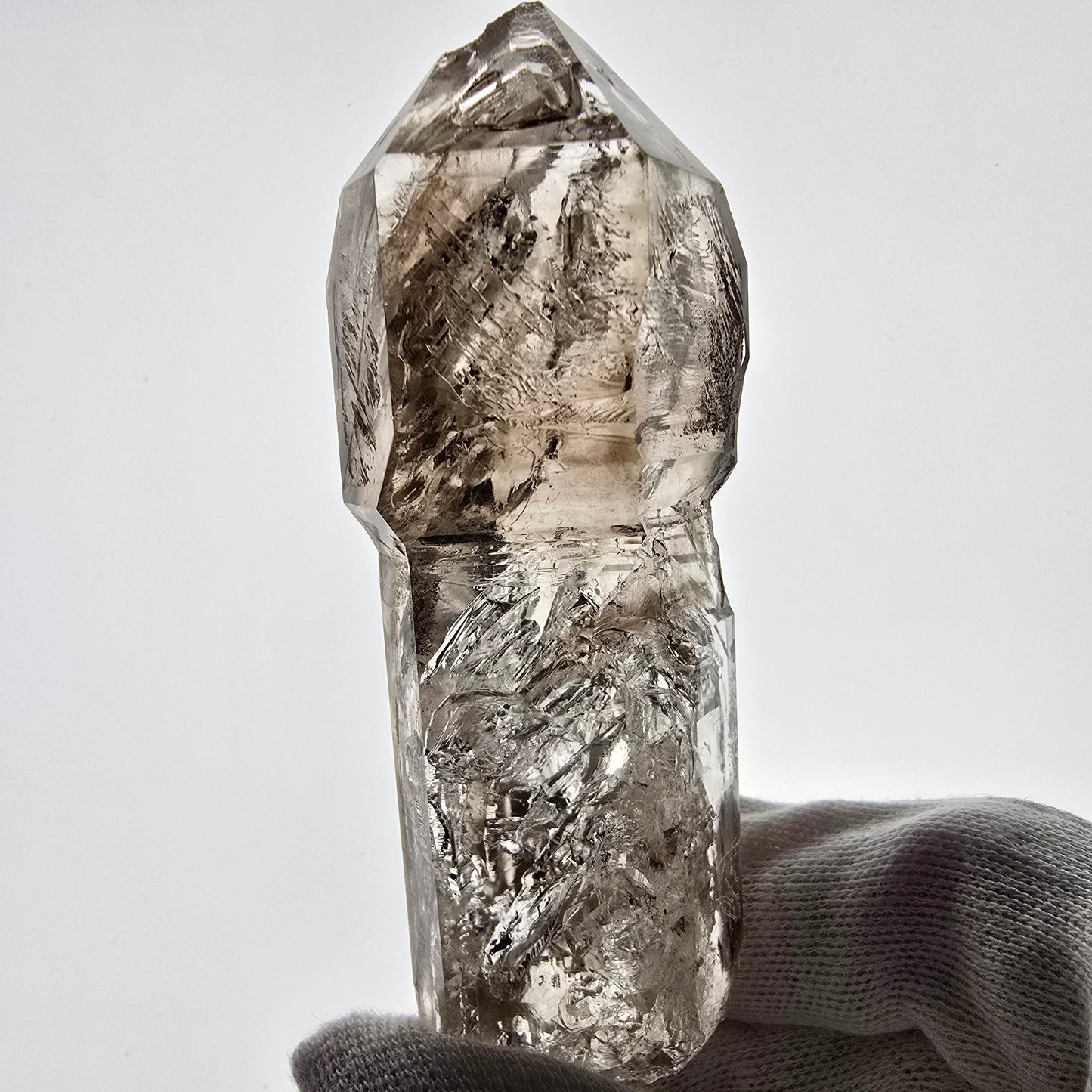 Sceptre de poche en quartz fumé fantôme, Goboboseb de la Saint-Valentin, Namibie, 107 x 38 x 28 mm