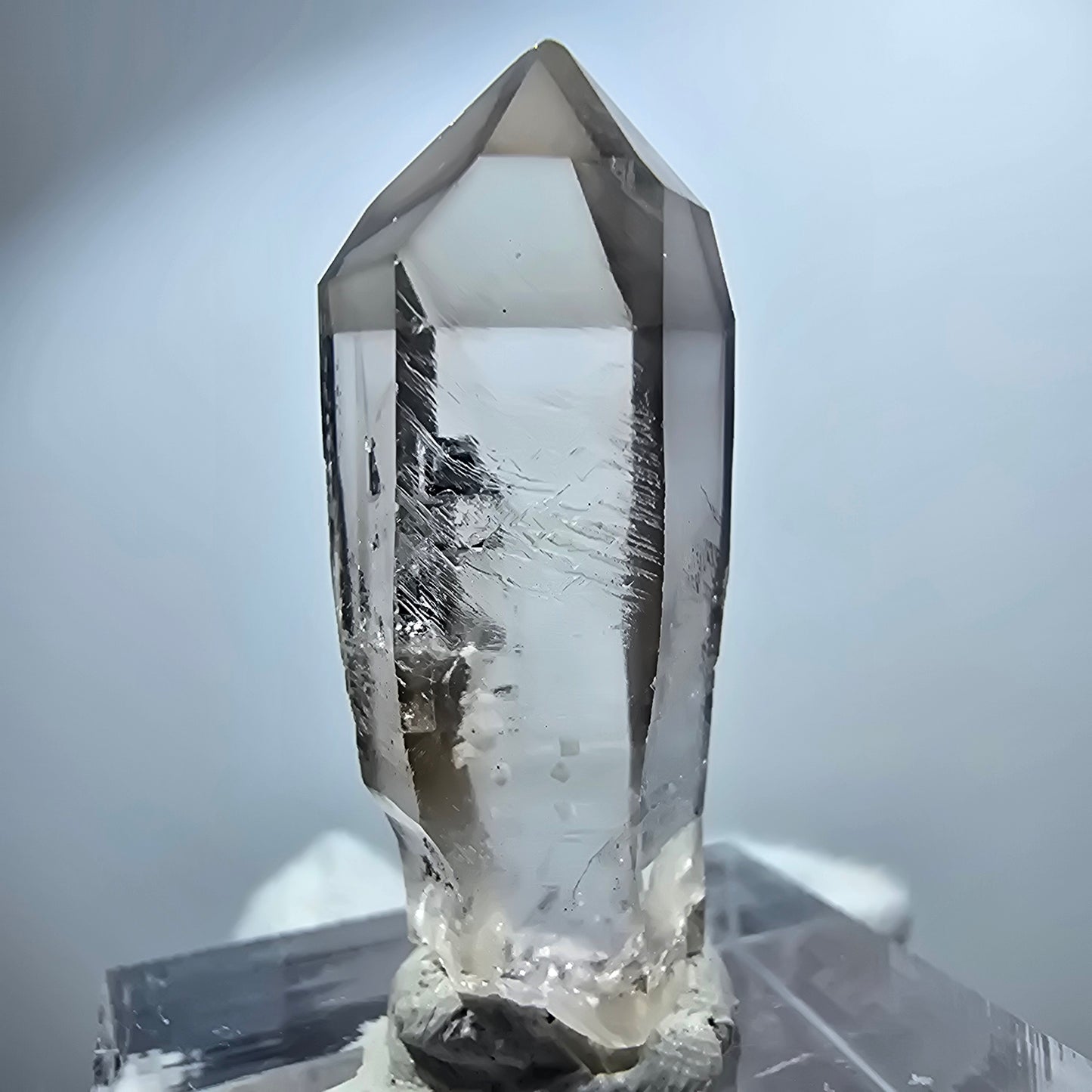 Pointe de sceptre en quartz fumé fantôme transparent, Goboboseb, Namibie, 33 x 11 x 13 mm