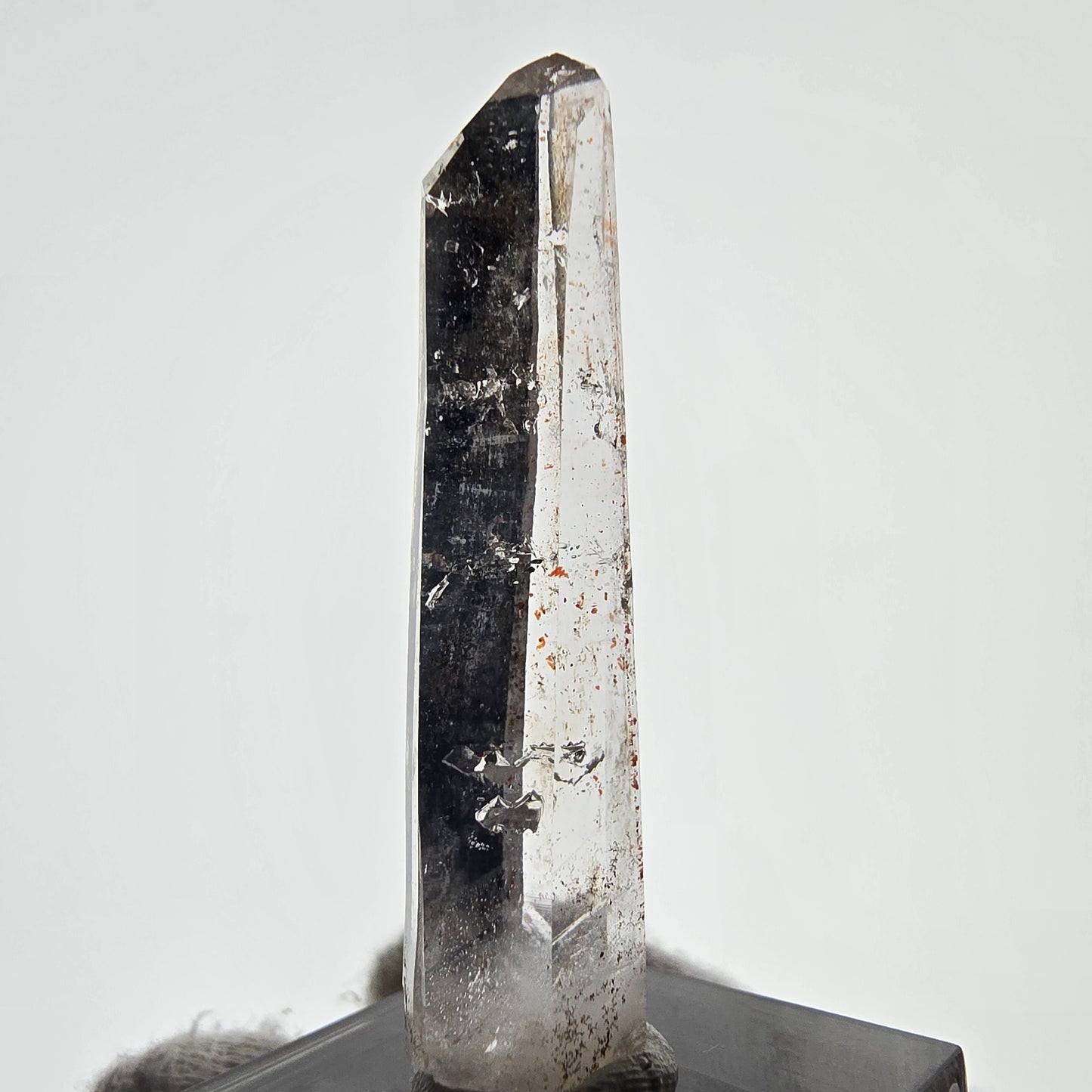 Quartz fumé fantôme lémurien, poche Valentine à pointe d'hématite, Namibie, 47 x 12 x 8 mm