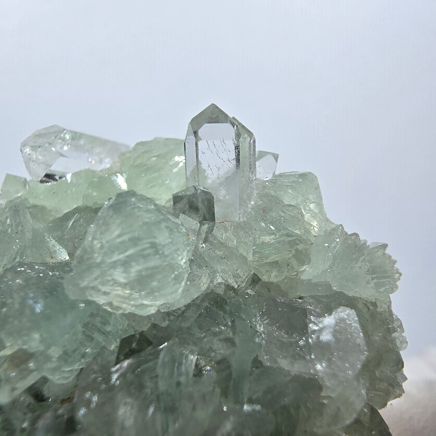 Spécimen de quartz, préhnite et calcite en forme d'étoile, mine Streep, Goboboseb, Namibie, 44 x 40 x 16 mm