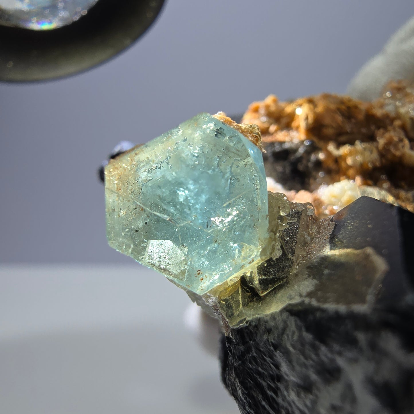 Grand spécimen d'aigue-marine, de tourmaline schorl, d'hyalite et d'orthose, Erongo, Namibie, 107 x 70 x 45 mm