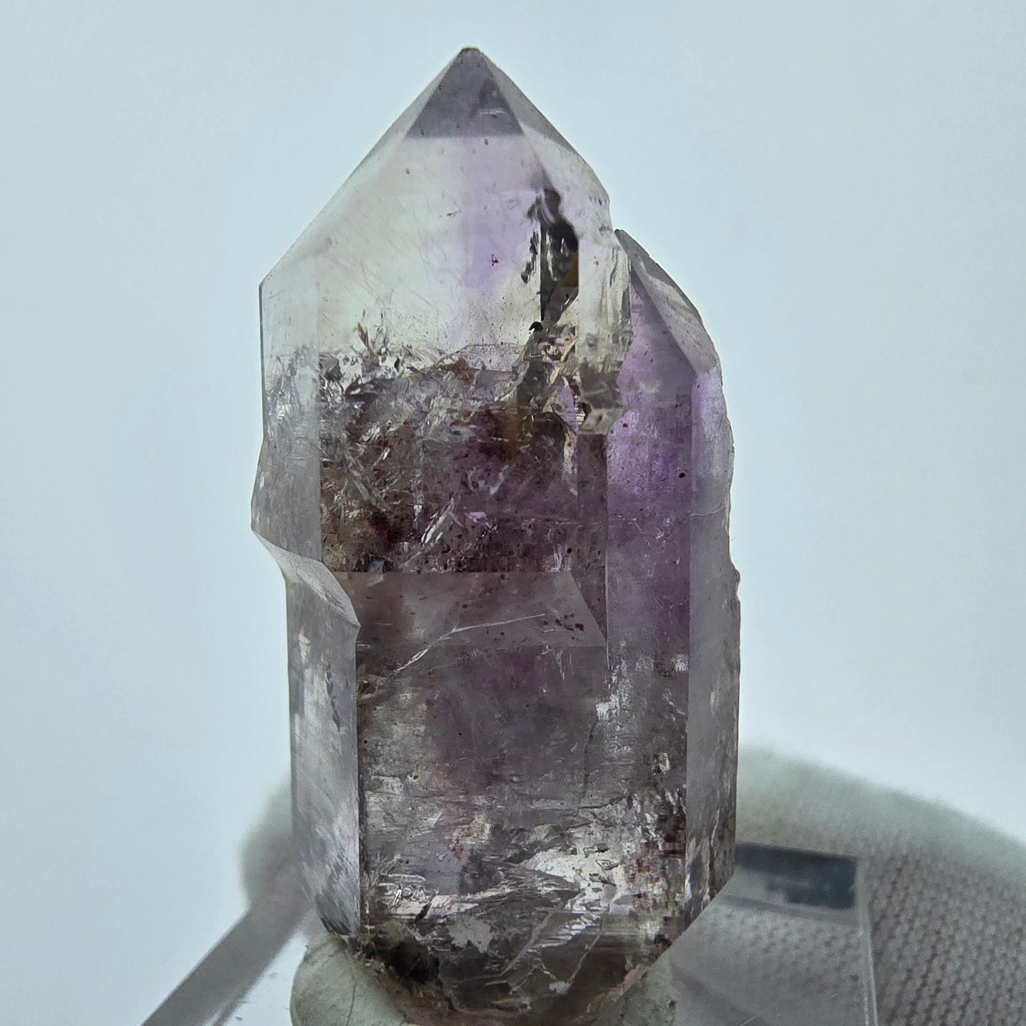 Goboboseb violet de qualité Sceptre en améthyste fantôme transparente, Namibie 37*18*13mm Collection