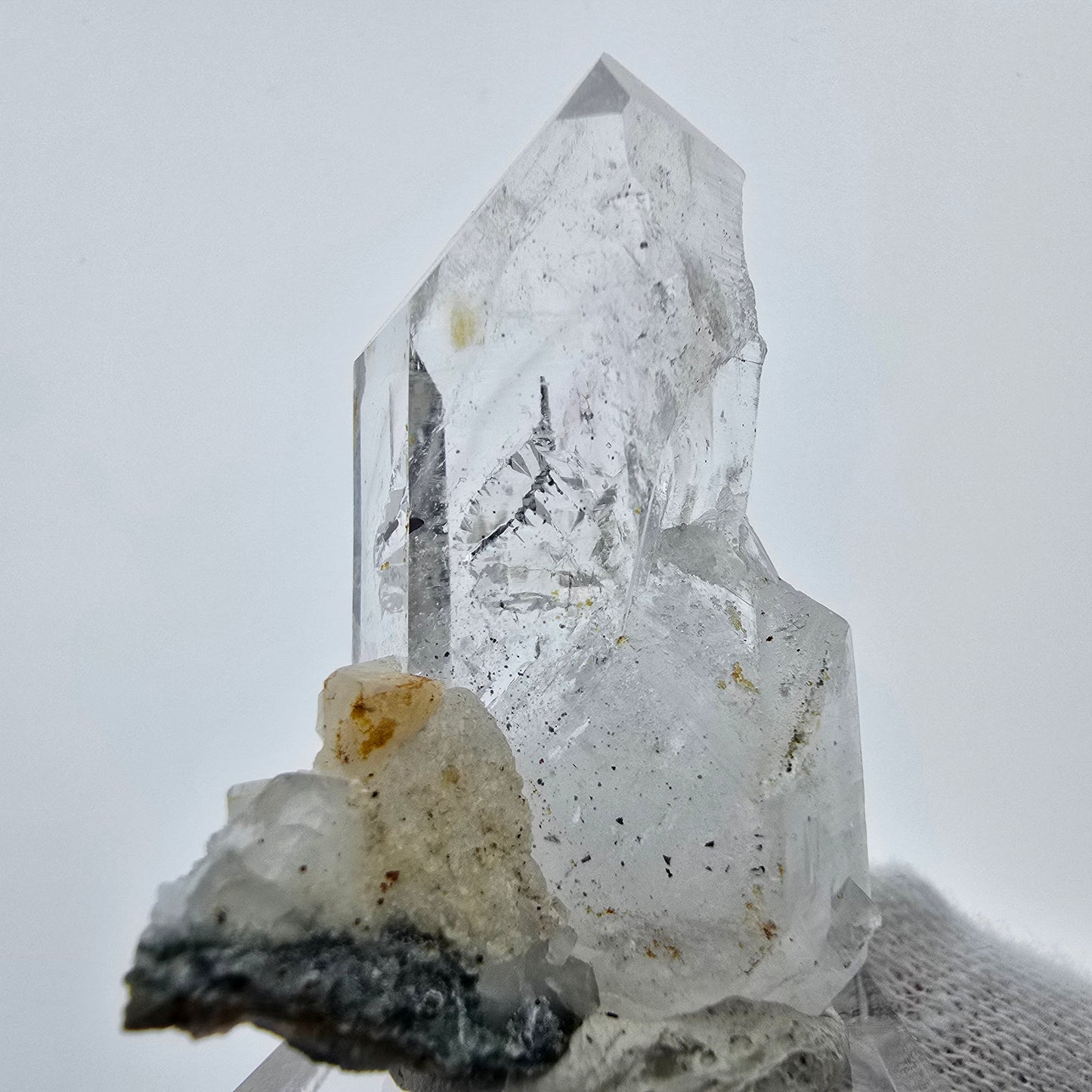 Phantom Quarz mit UV Calcit Streep Mine, Goboboseb, Namibia 44*31*22mm