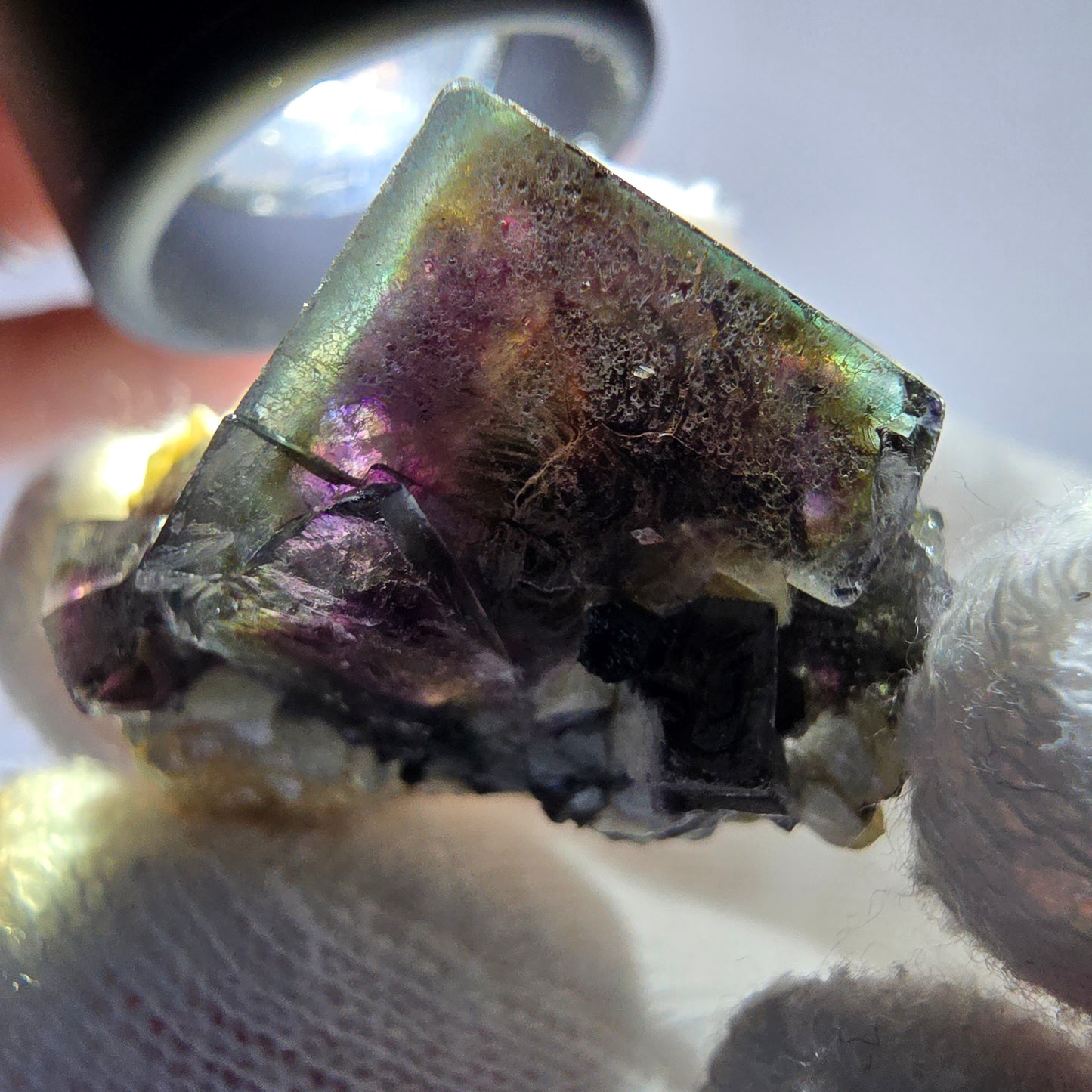 Fluorite fantôme colorée, tourmaline schol, muscovite, hyalite, Erongo, Namibie, 30 x 25 x 25 mm