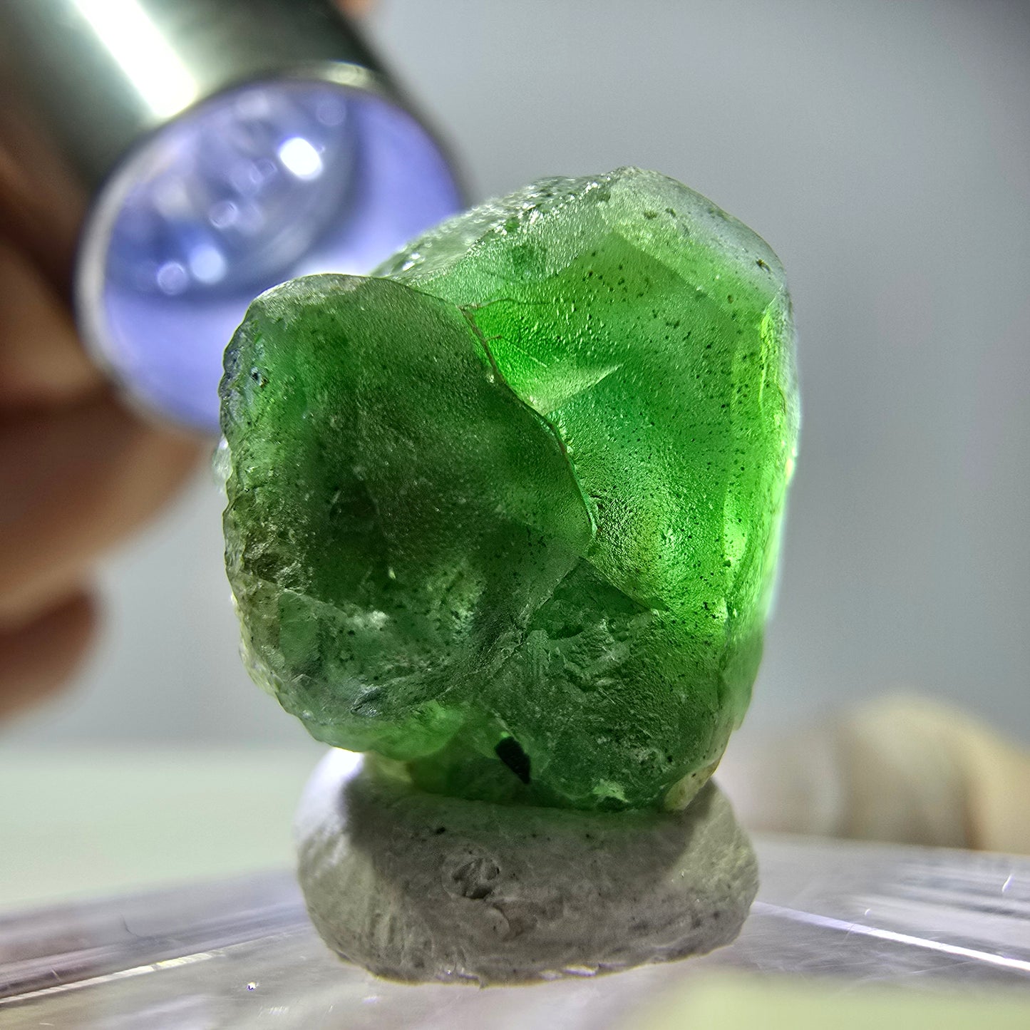 Cube hexagonal de fluorite fantôme, muscovite, tourmaline Schörl, Erongo, Namibie, 14 x 14 x 14 mm