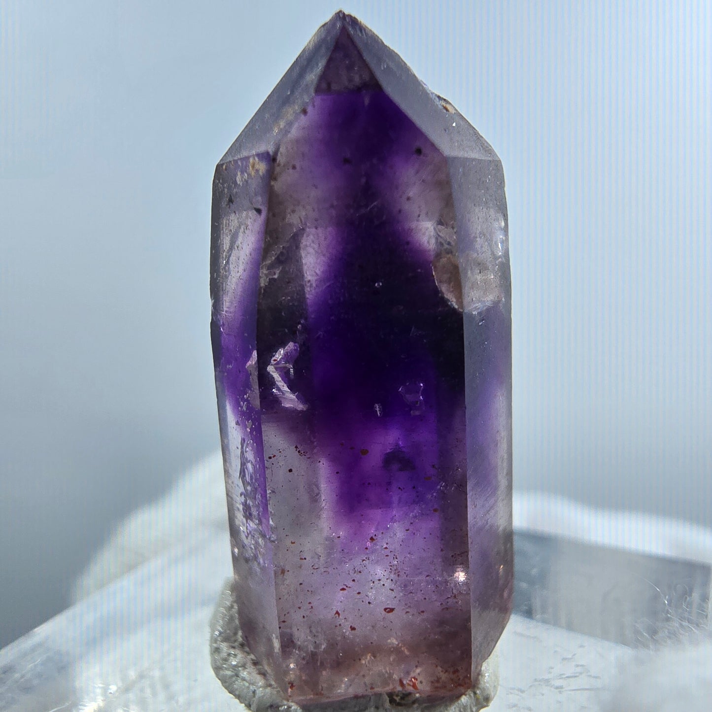 Pointe de sceptre en améthyste fantôme rare à Goboboseb, Namibie, 26 x 12 x 10 mm