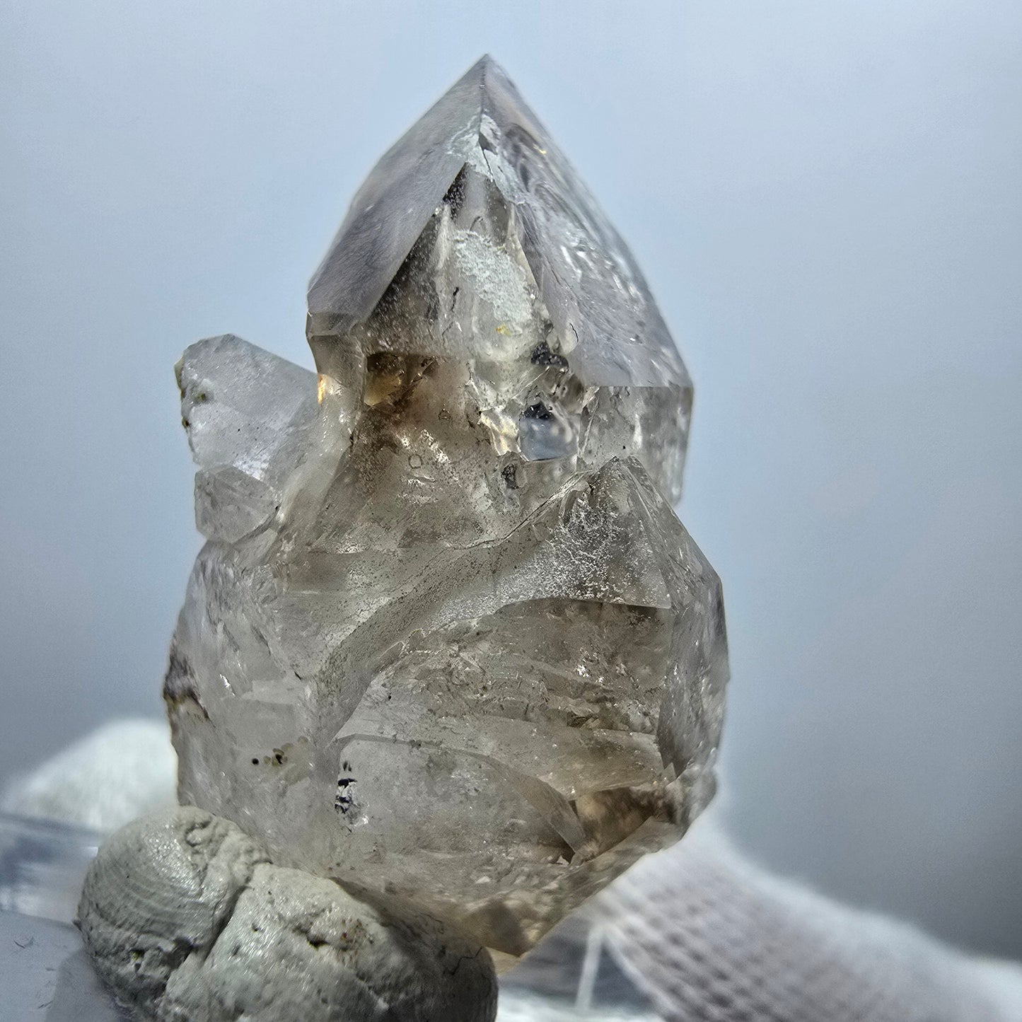 Sceptre en quartz fumé fantôme transparent, amas de Goboboseb, Namibie, 34 x 21 x 20 mm
