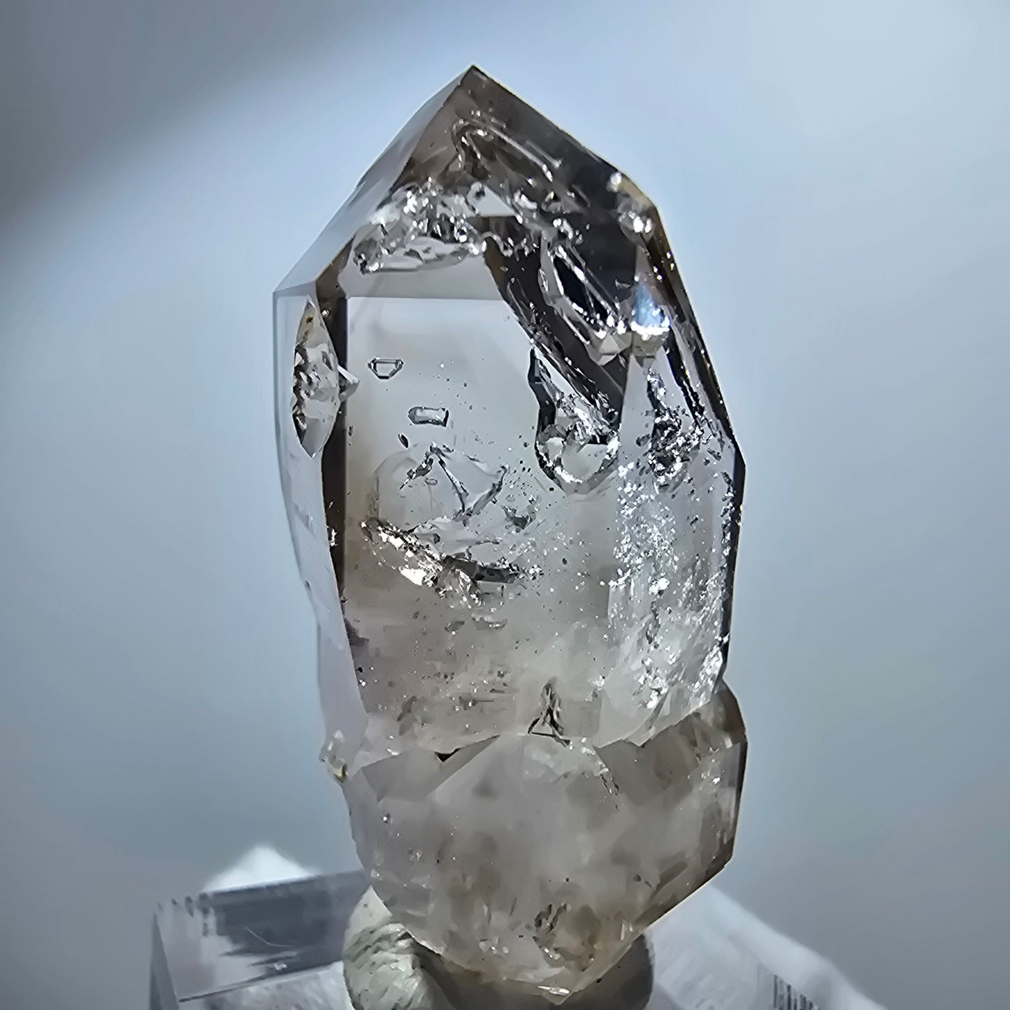 Pointe de sceptre en quartz fumé fantôme transparent, Goboboseb, Namibie, 44 x 21 x 18 mm