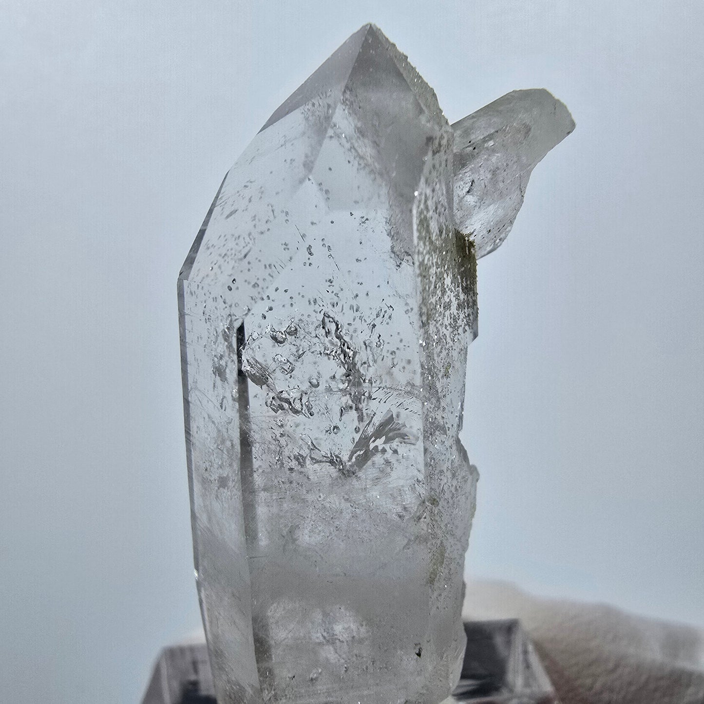 Quartz clair, préhnite, hématite, mine Point Streep, Goboboseb, Namibie, 43 x 21 x 13 mm