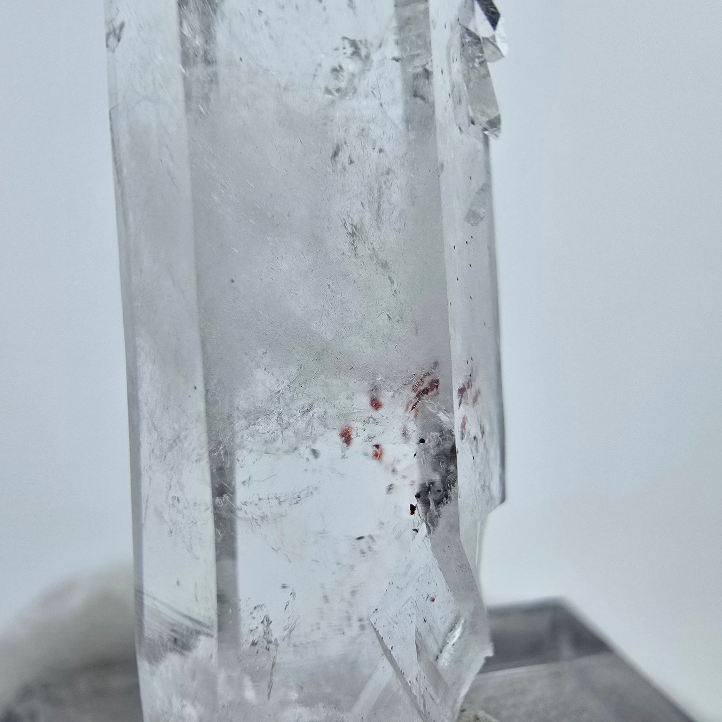 Cristal de quartz Harlequin très clair de la mine Streep, Goboboseb, Namibie, 40 x 13 x 11 mm