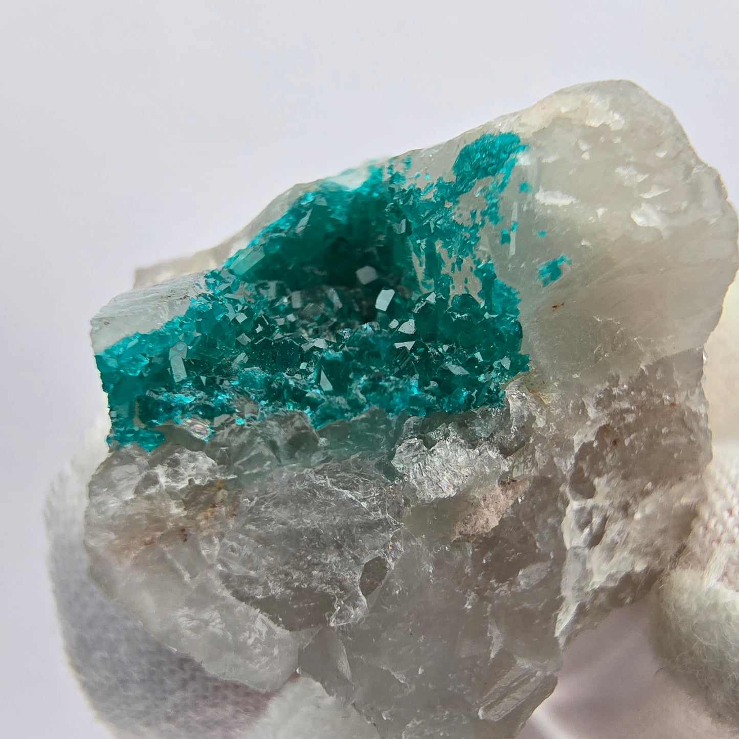 Rare spécimen de dioptase sur quartz Kaokoveld, Namibie 32*23*22mm Collection de minéraux
