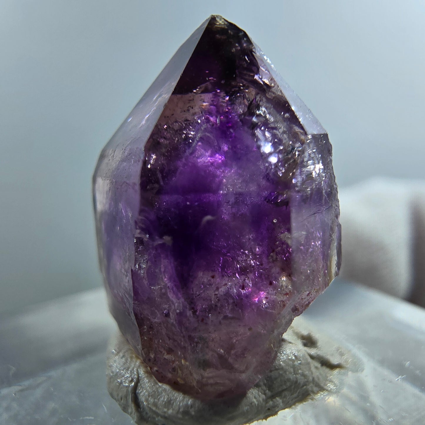 Pointe de sceptre en améthyste fantôme rare à Goboboseb, Namibie, 19 x 15 x 11 mm