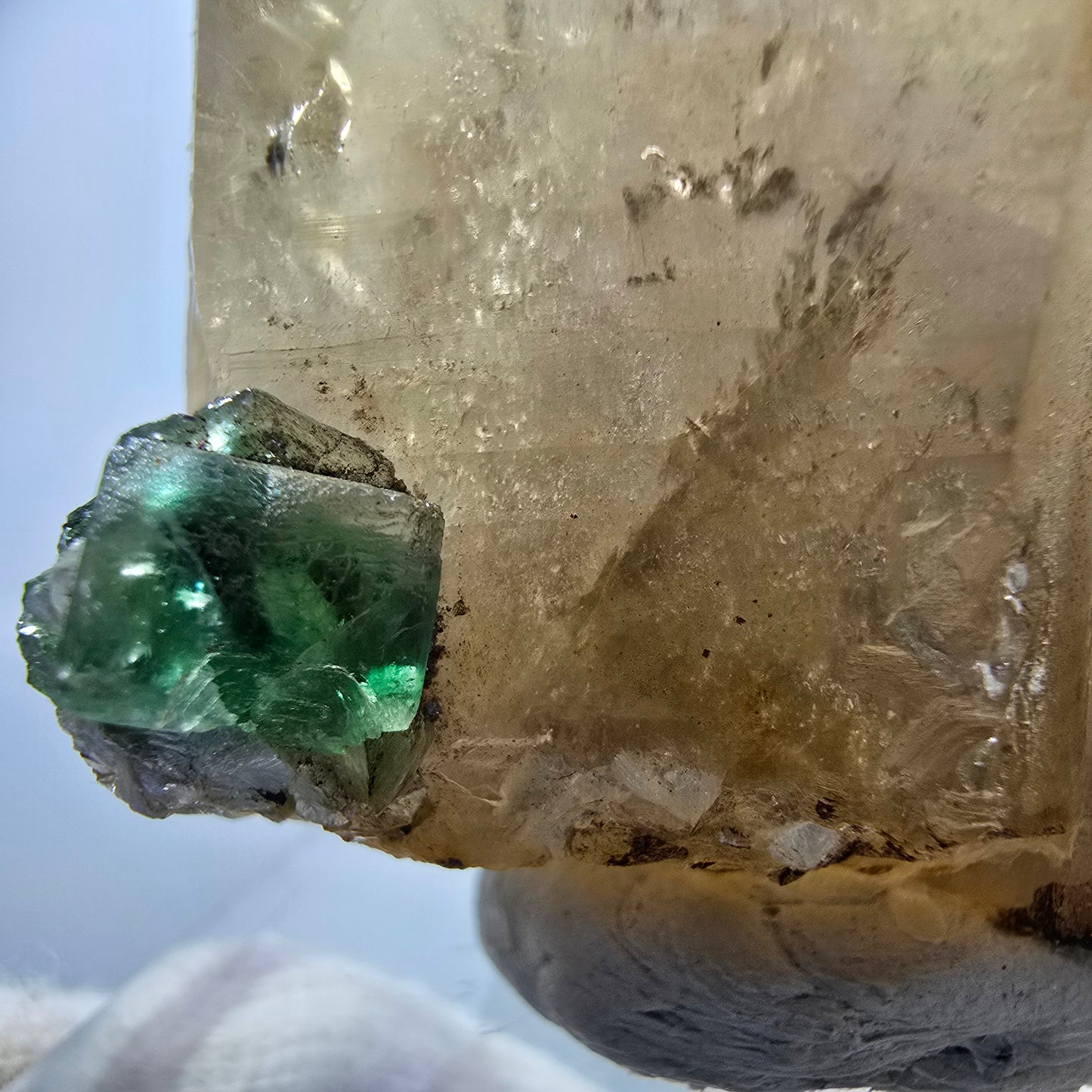 Cube de fluorite fantôme, quartz fumé et hyalite, spécimen d'Erongo, Namibie, 61 x 46 x 37 mm