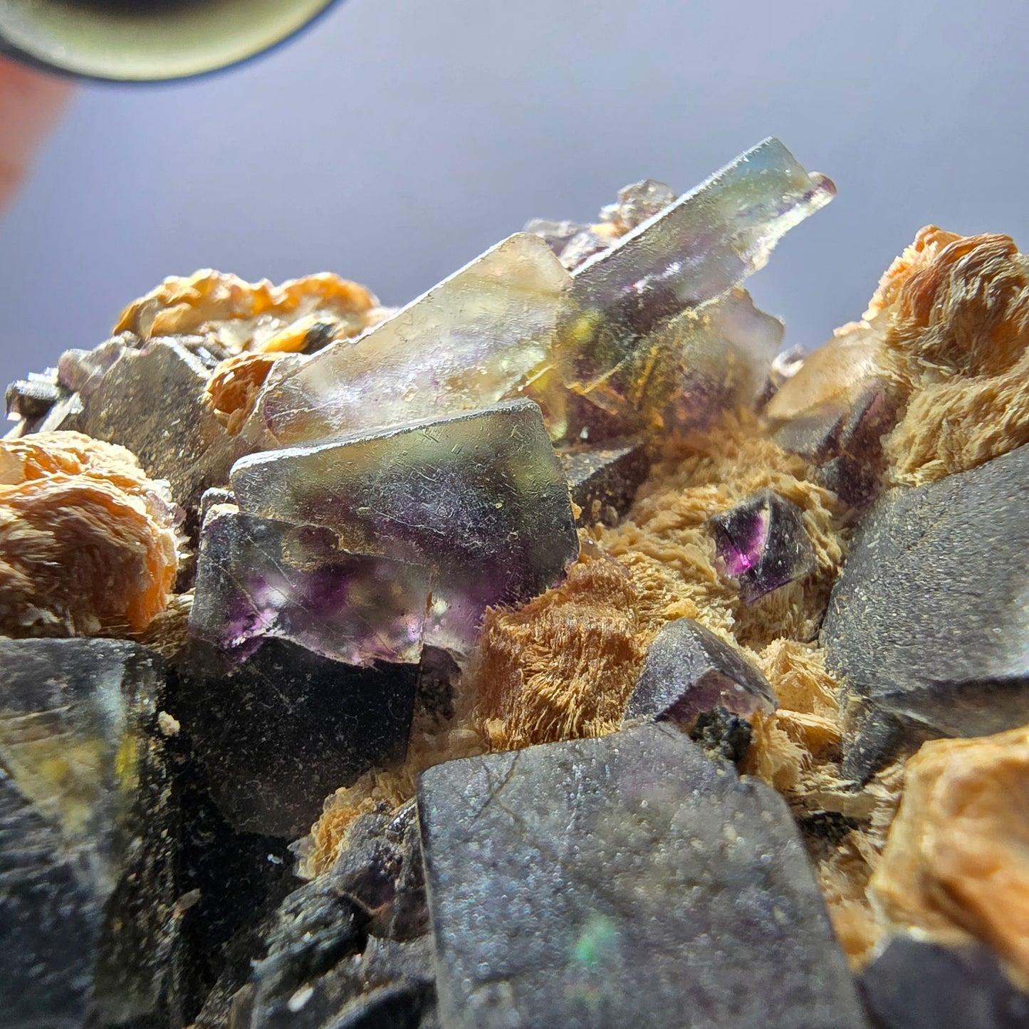 Fluorite fantôme colorée, tourmaline schol, hyalite, muscovite, Erongo, Namibie, 72 x 70 x 35 mm