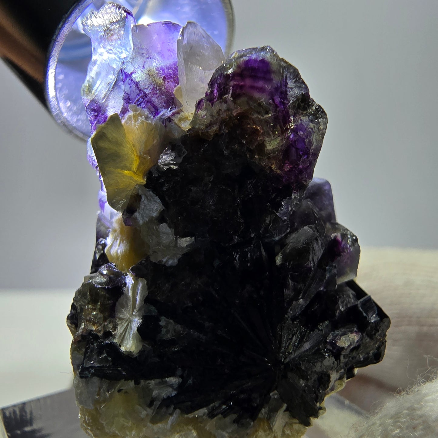 Spécimen de fluorite fantôme colorée, tourmaline schol, muscovite, quartz fumé, Erongo, Namibie, 35 x 25 x 20 mm