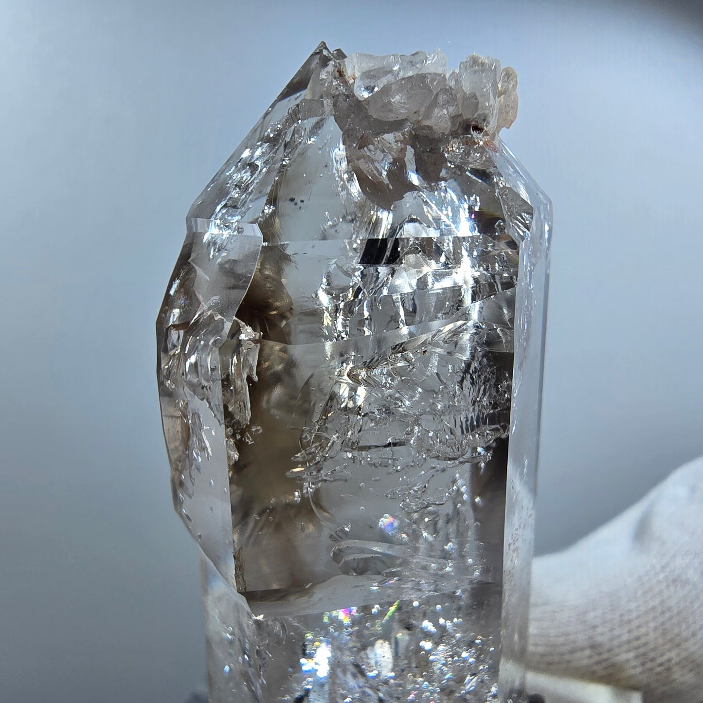Sceptre en quartz fumé fantôme, calcite, hématite, poche Valentine Goboboseb Namibie 65 x 30 x 22 mm
