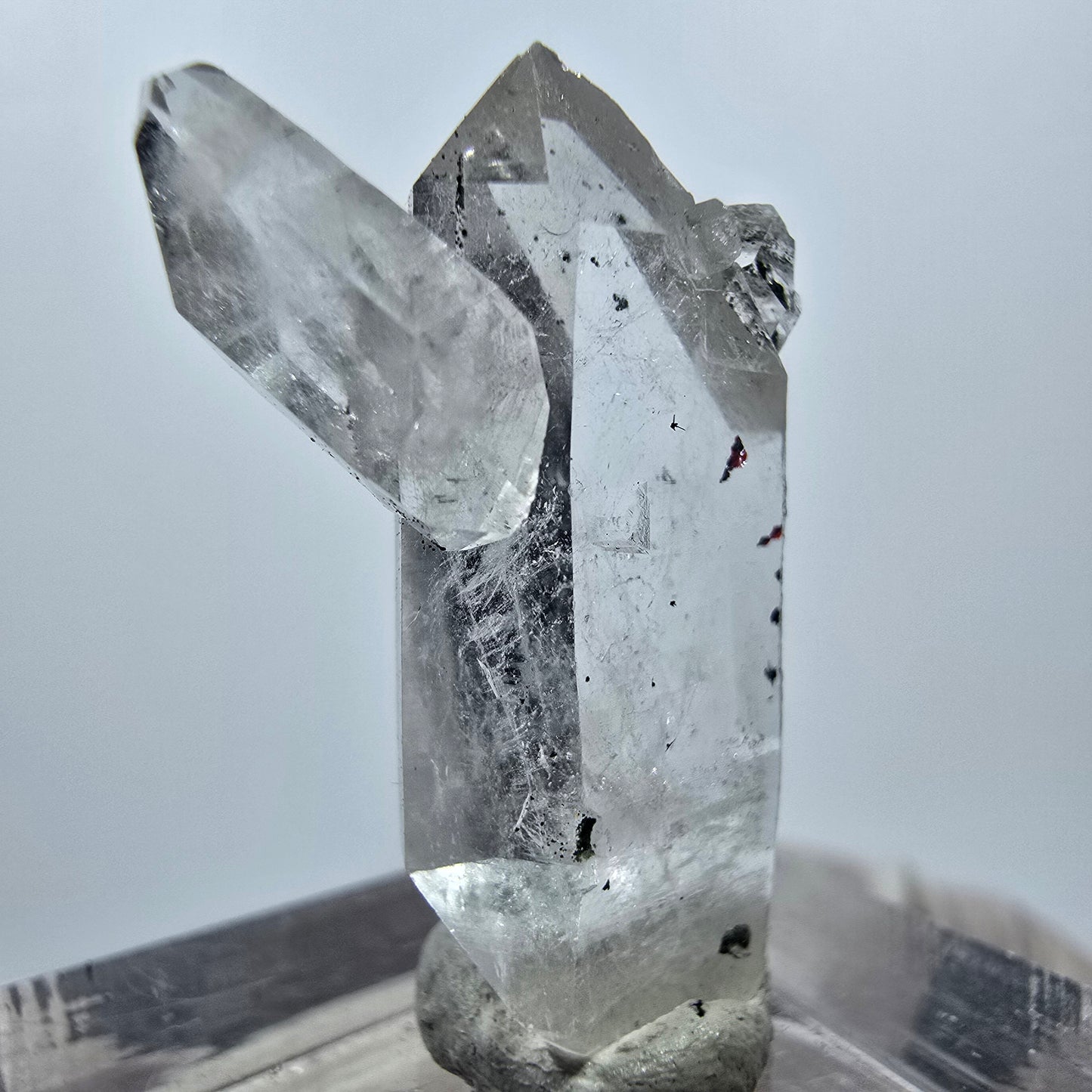 Quartz hématite transparent à double pointe, mine Streep, Goboboseb, Namibie, 28 x 18 x 8 mm