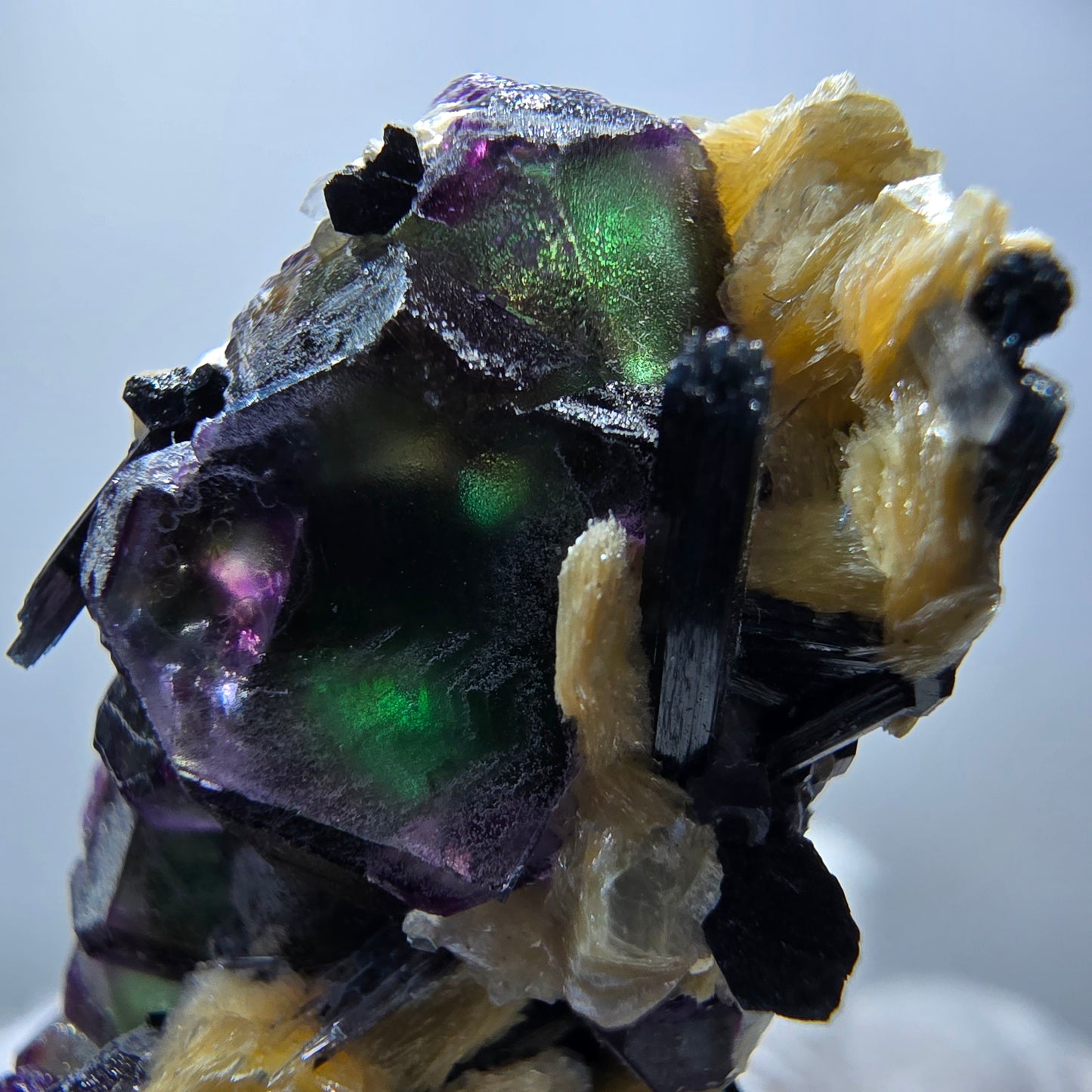 Fluorite fantôme colorée, hyalite, muscovite, tourmaline schol, Erongo, Namibie, 48 x 36 x 24 mm