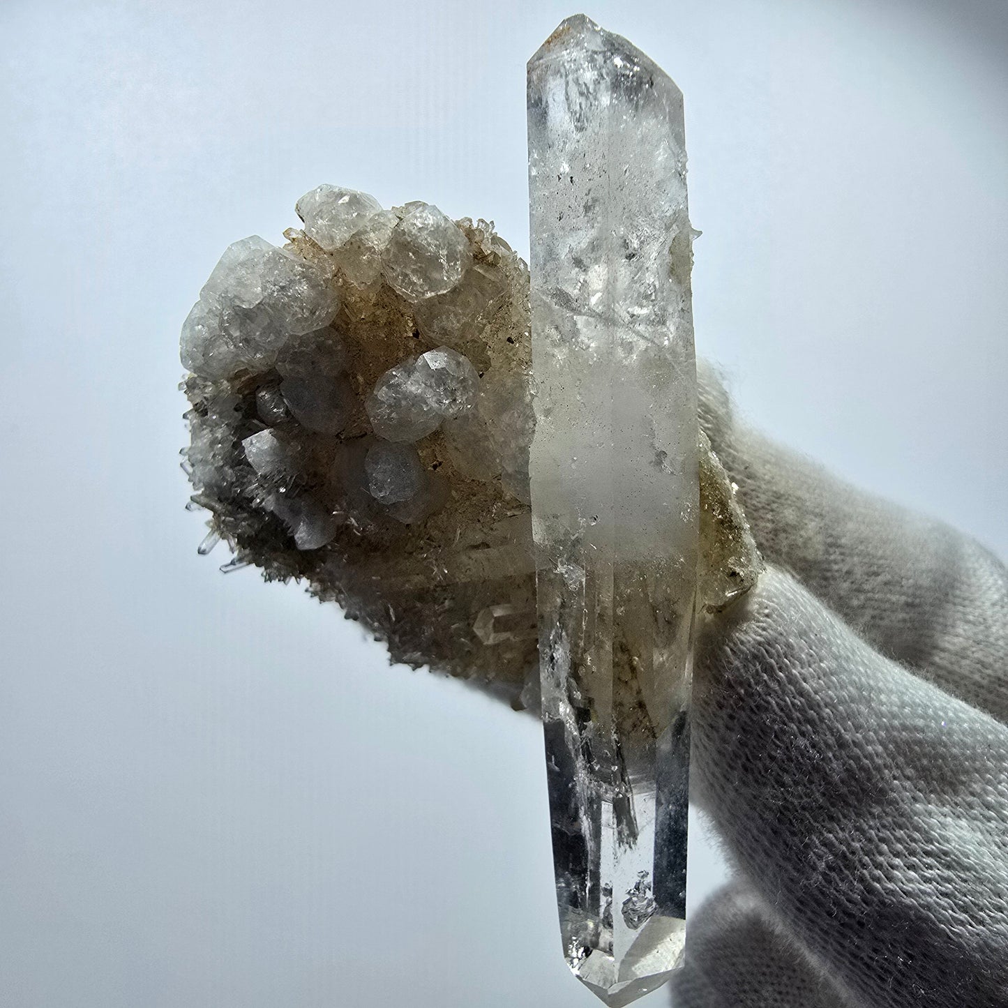 Quartz fumé fantôme DT, calcite UV sur matrice, spécimen Valentine Pocket, Namibie, 67 x 44 x 24 mm