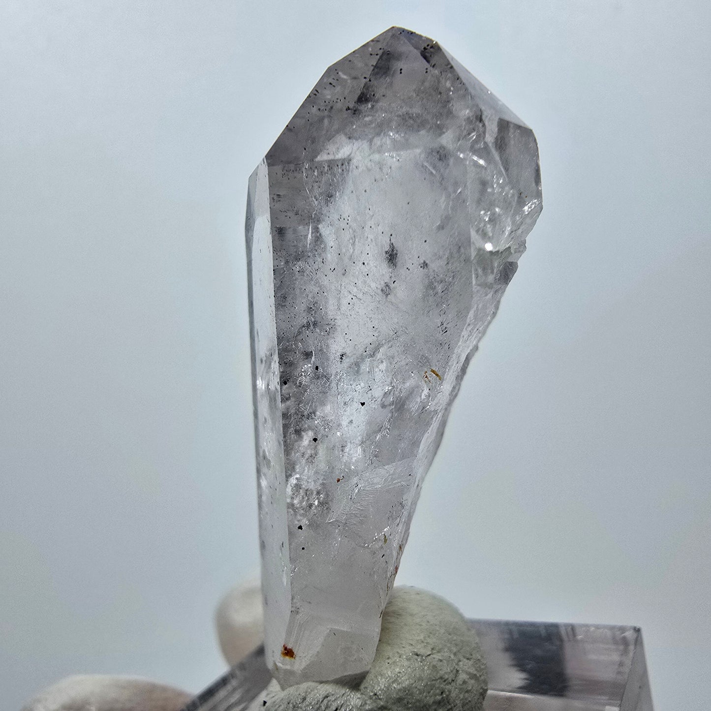 Quartz clair Harlequin Point Streep Mine, Goboboseb, Namibie 43 x 17 x 15 mm