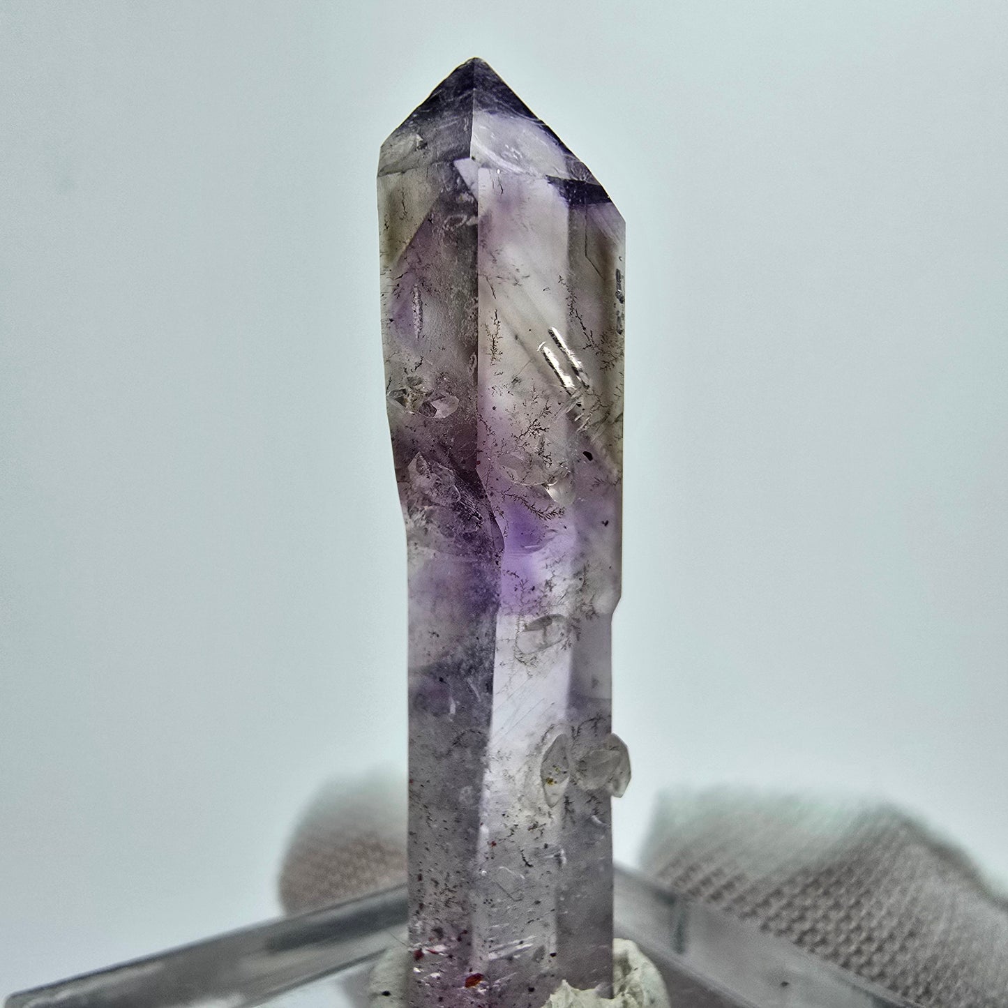 Phantom Amethyst Hämatit Zepter mit UV Calcit Goboboseb, Namibia 35*9*6mm