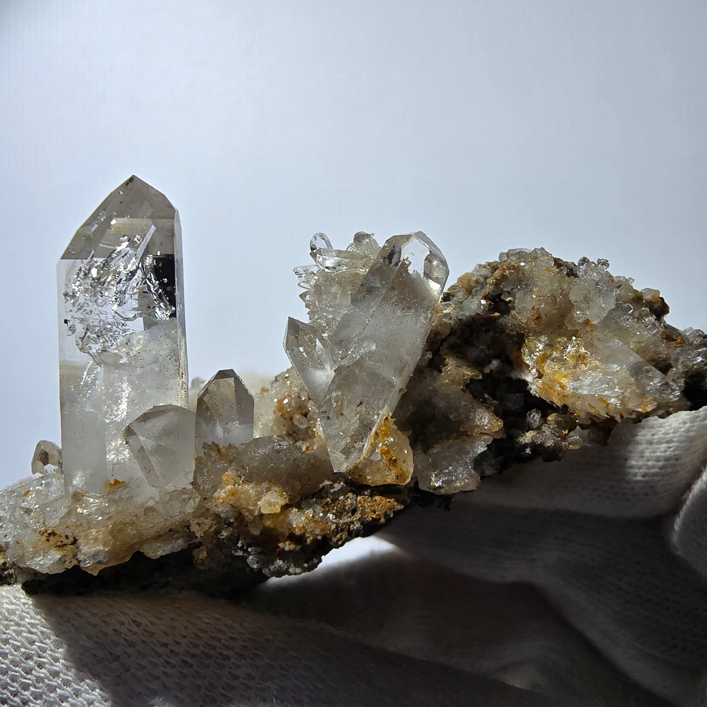 Quartz fumé fantôme DT, calcite UV sur matrice, spécimen Valentine Pocket, Namibie, 103 x 51 x 30 mm