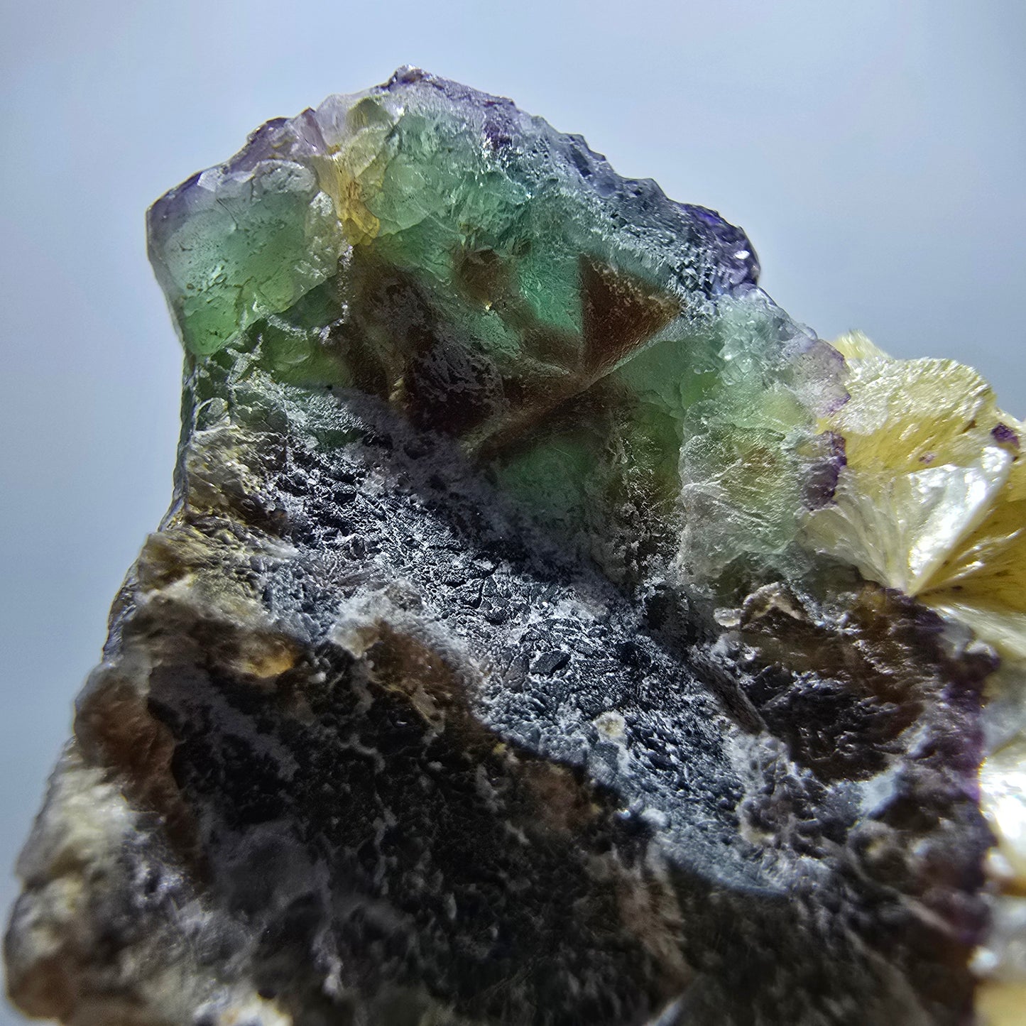 Fluorite fantôme, quartz fumé, tourmaline Schörl, hyalite, muscovite Erongo, Namibie 62*43*31mm