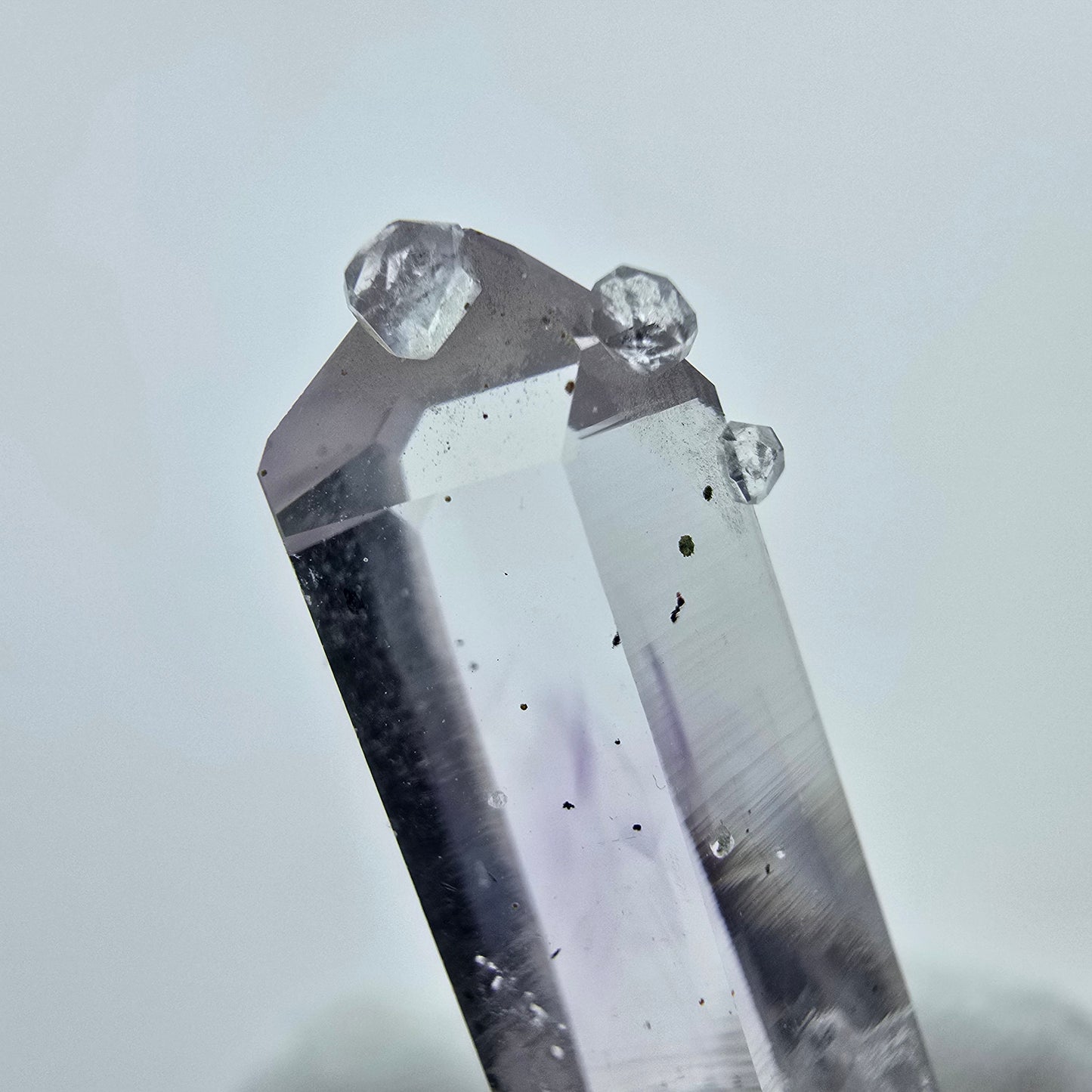 Phantom Amethyst mit Analcim, Hämatit Streep Mine, Goboboseb, Namibia 38*10*8mm