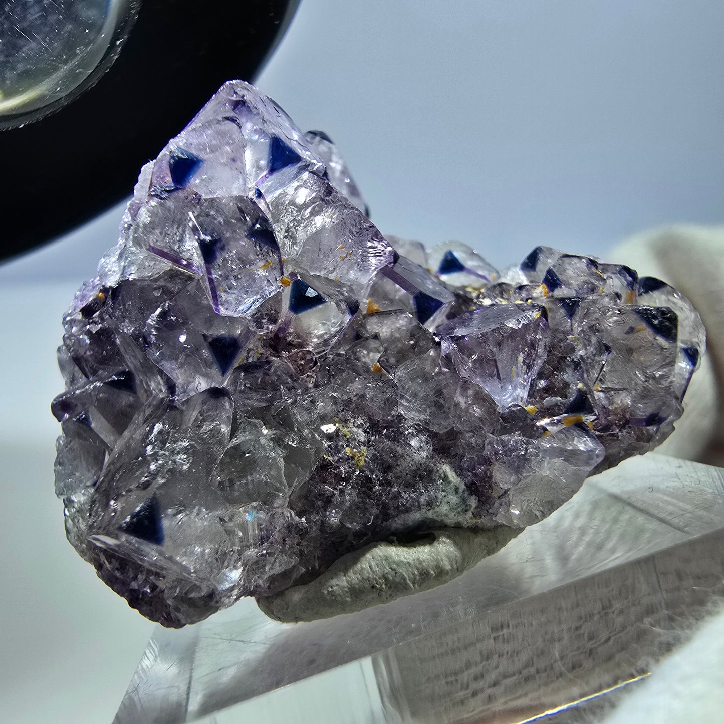 Spécimen rare de cube de fluorite fantôme zonal blanc violet Okorusu, Namibie 35*23*16mm