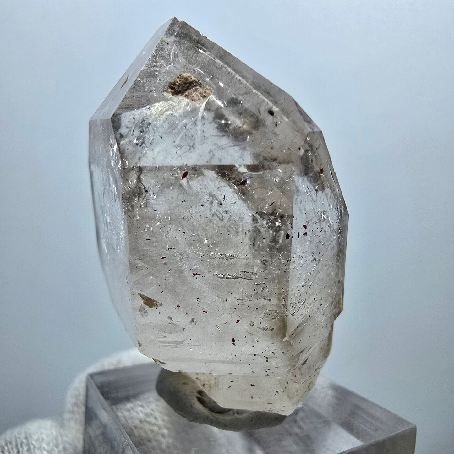Pointe de sceptre en quartz fumé fantôme transparent, Goboboseb, Namibie, 44 x 33 x 22 mm