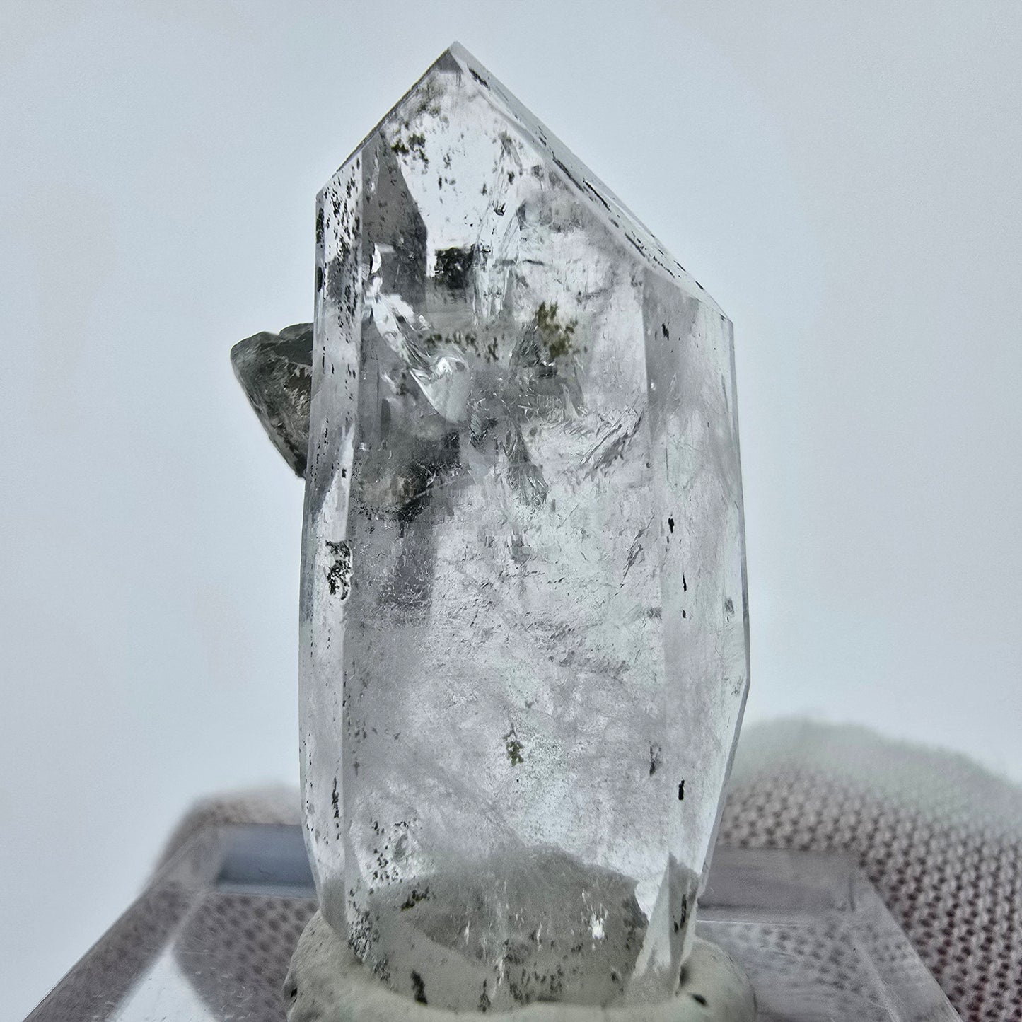 Klarer Bergkristall Quarz mit UV Calcit Streep Mine Goboboseb Namibia 32*17*12mm
