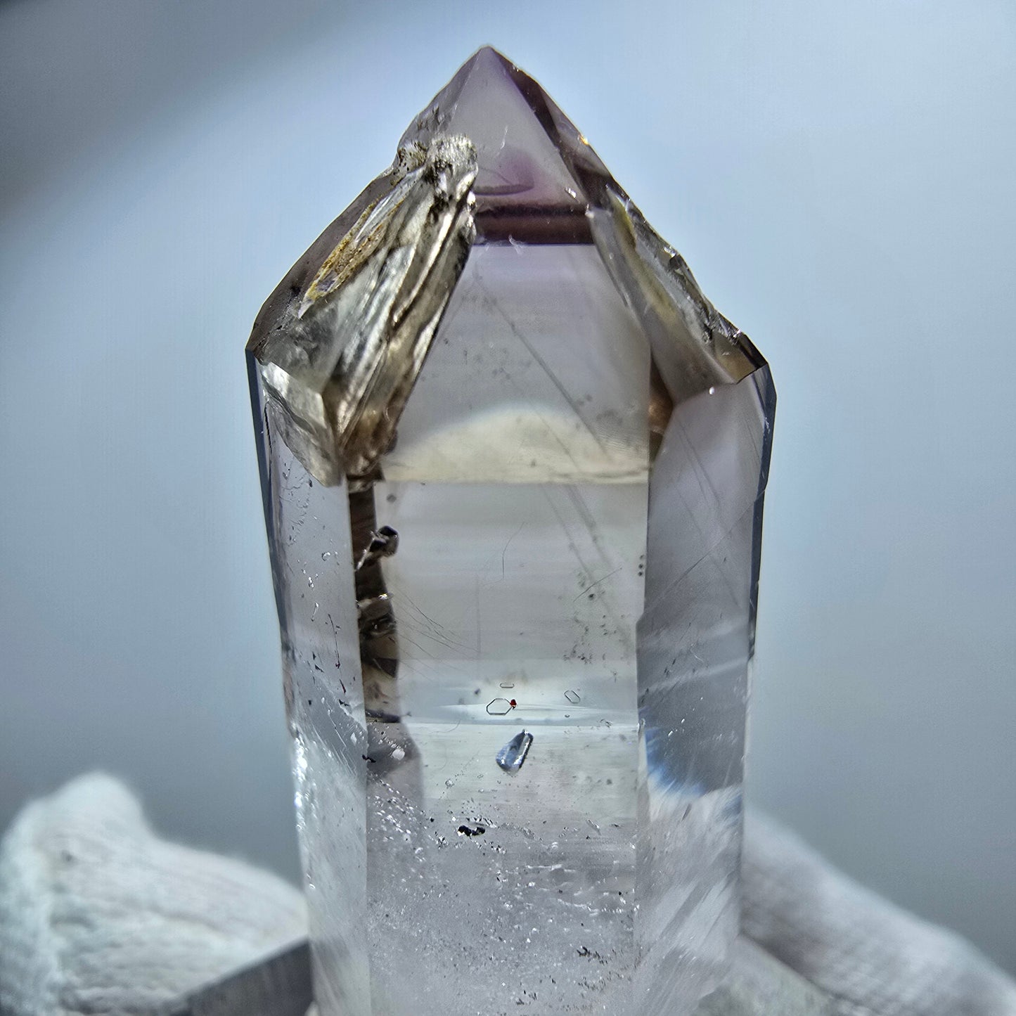 Pointe de sceptre en améthyste fantôme transparente, Goboboseb, Namibie, 41 x 17 x 15 mm