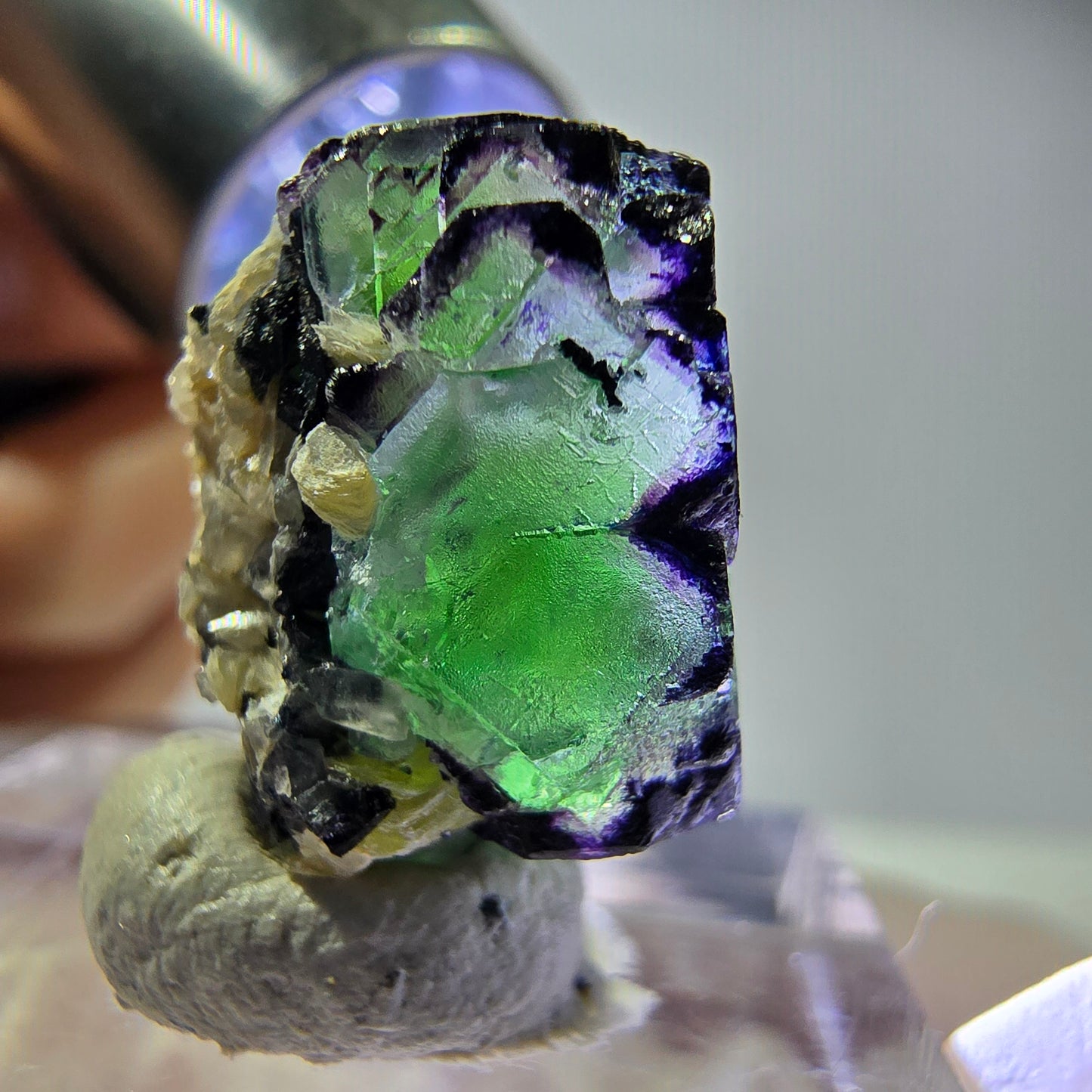 Cube de fluorite fantôme, zonal, muscovite, tourmaline Schorl, Erongo, Namibie, 17 x 14 x 12 mm