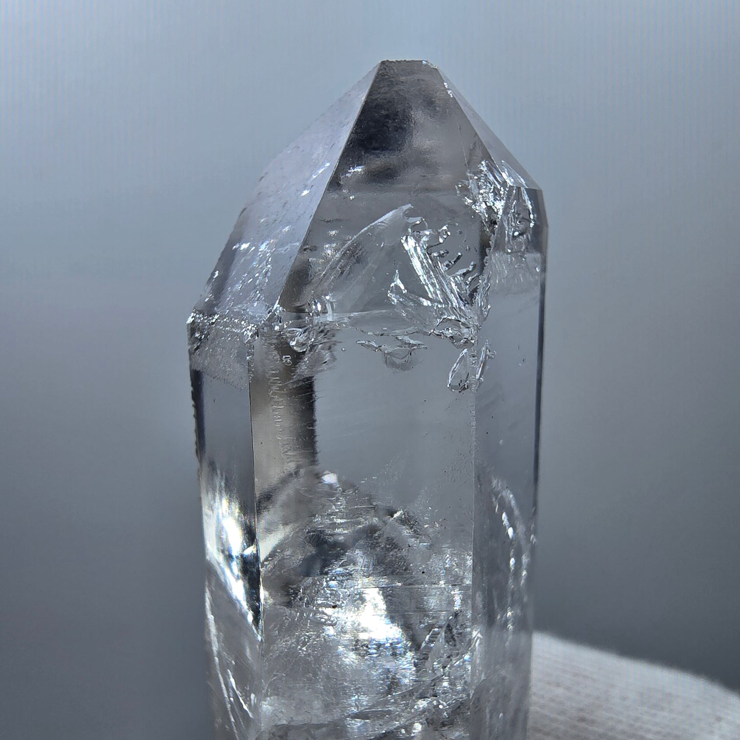Gobos de poche Valentine en pointe de quartz clair cicatrisé. Namibie, 69 x 24 x 23 mm.