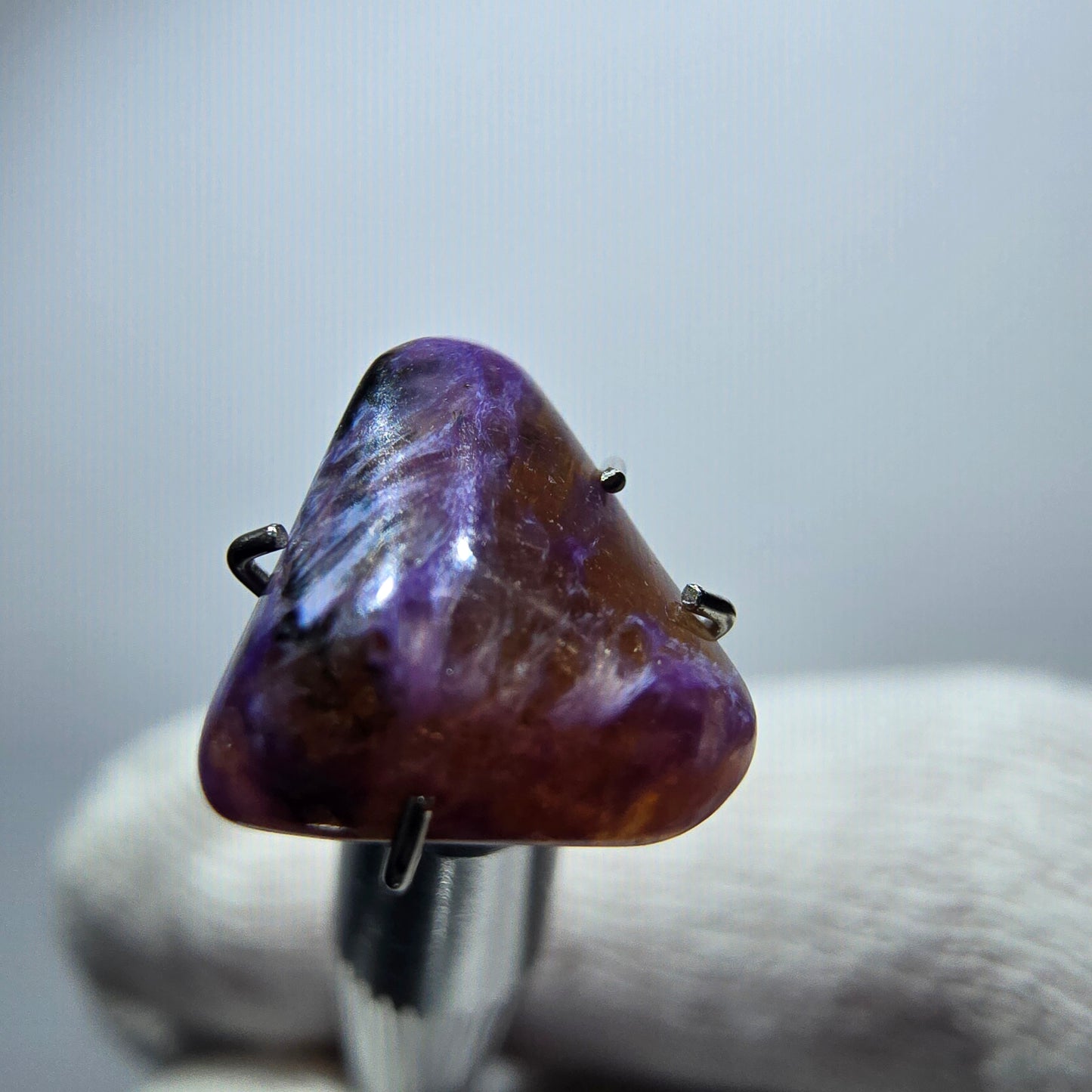Seltener Charoit Kristall lila, poliert Russland 10*9*4mm