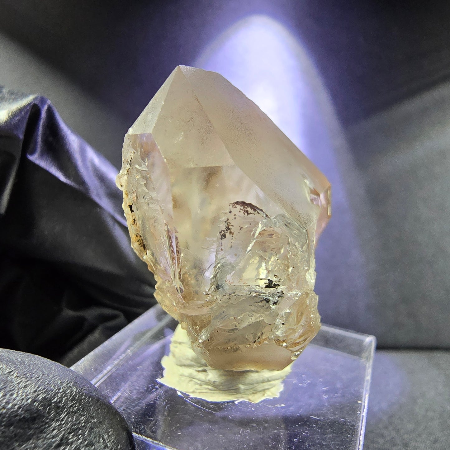 Belle pointe de quartz en cristal de sceptre de quartz fumé 32 * 27 * 20 mm de Goboboseb Namibie