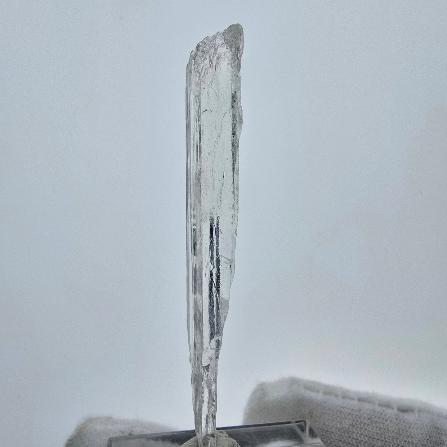 Seltener Kunzit X Spodumen Kristall weiß UV Mineral 54*8*5mm aus Brasilien