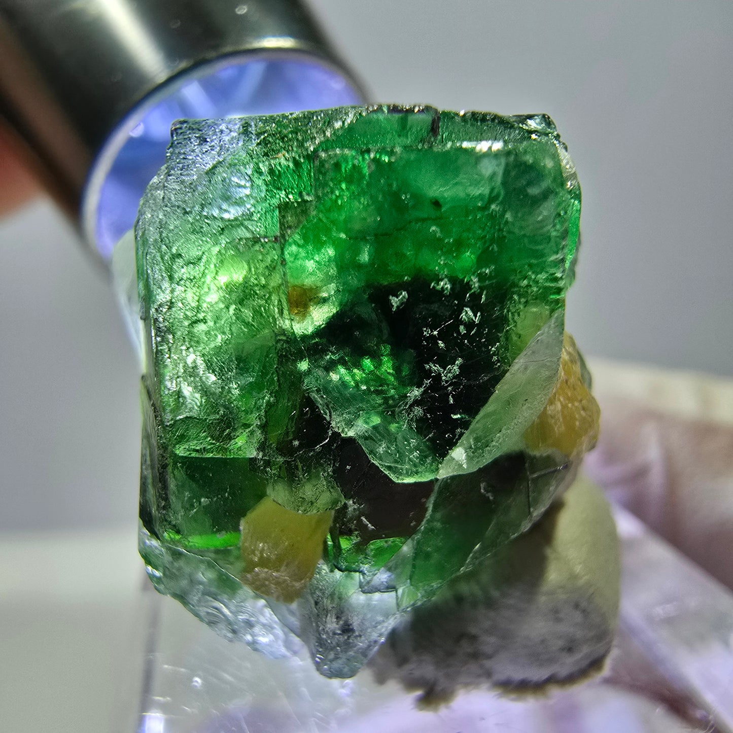 Cube de fluorite fantôme, zonal, spécimen de muscovite, Erongo, Namibie, 21 x 20 x 19 mm